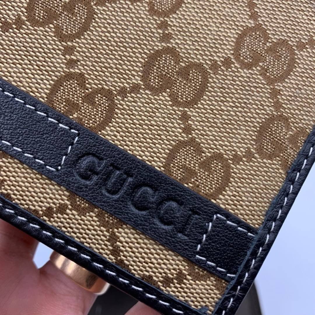 หนังแท้ GUCCI Men Short Wallet รุ่นใหม่ล่าสุด!! หนังสวยเริด ดีงามมากค่าาา กระเป๋าสตางค์ใบสั้น ดีไซน์ใหม่ สวยดูหรู ถือใช้กำลังเหมาะมือ ใส่บัตรได้เยอะ ใส่ธนบัตรได้ทุกชนิด มาครบ set พร้อมส่ง!! เป็นไอเท็มที่หนุ่มๆต้องมีจริงๆจ้า 😎😎