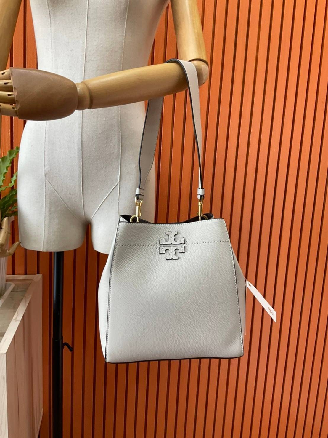 ของแท้ 💯% Tory Burch Mcgraw Hobo Bag TORY BURCH MCGRAW HOBO BAG รุ่น 51063 กระเป๋าสะพายไหล่ สะพายได้ 2 ทรง ทรงสวยไม่ตกเทรน ผลิตจากหนังแท้ หนังลูกวัว หนังนุ่ม หนังหอม น้ำหนักเบามากกก!! นิ่มสวยมากๆ