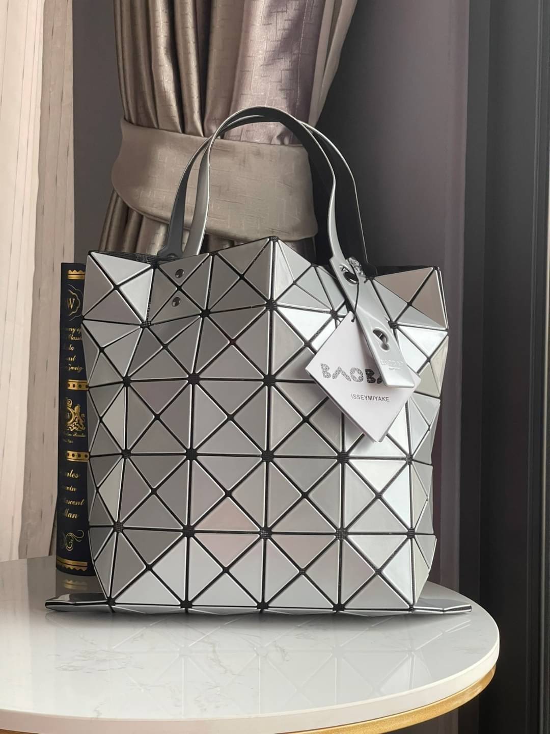 Baobao Issey Miyake 6x6 กระเป๋า Tote รุ่นนี้ถือว่าเป็นกระเป๋า Tote ไซส์กลางที่เหมาะกับการพกพาสิ่งของที่จำเป็นในทุก ๆ วัน มาพร้อมสายที่สามารถปรับได้ทั้งสองสาย และมีช่องใส่ของช่องเล็กด้านใน 1 ช่อง จุของได้เยอะแถมยังทนทาน ใช้เป็น Everyday Bag ได้เลยคะ พกพาสะ