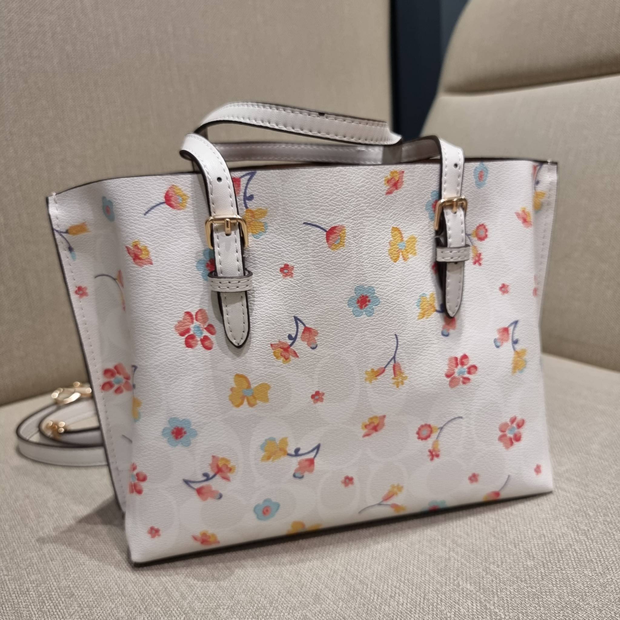 COACH C8612 MOLLIE TOTE 25 IN SIGNATURE CANVAS WITH MYSTICAL FLORAL PRINT คอลใหม่ล่าสุด ยังไม่เข้า shop ไทย สวยๆแบบไม่ต้องรอพรีฯให้ยาวนาน กับกระเป๋าโท้ทไซส์เล็กที่สาวๆต่างก็ต้องปักใจรัก สวยสมใจ ดีไซน์ลวดลายดอกไม้ คละเคล้าเต็มใบ ดูละมุน สดใส น่าใช้สุดๆ วัส