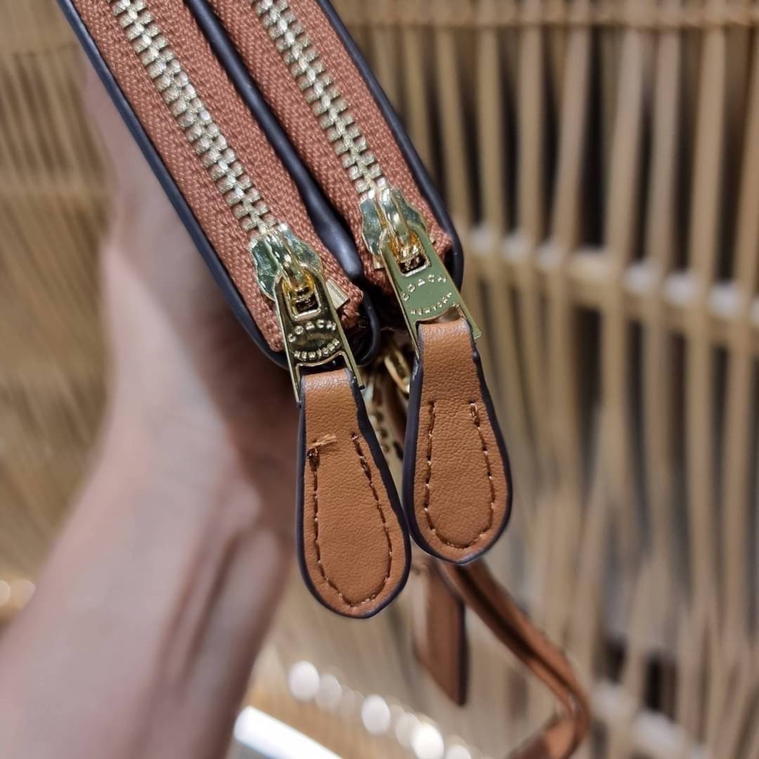 COACH F54057 DOUBLE ZIP WALLET IN SIGNATURE กระเป๋าคล้องมือ size L ใบนี้ใส่มือถือได้ทุกรุ่น ขนาดกำลังดี พกพาสะดวกมากๆ วัสดุหนังสังเคราะห์ ภายในเป็นผ้าสีสวยคม ใส่ธนบัตร ใส่บัตรได้เยอะ ใส่มือถือได้สบายๆทุกรุ่น ตอบโจทย์สาวๆที่ไม่ชอบพกเยอะวุ่นวายจ้า ใบนี้เอาอ