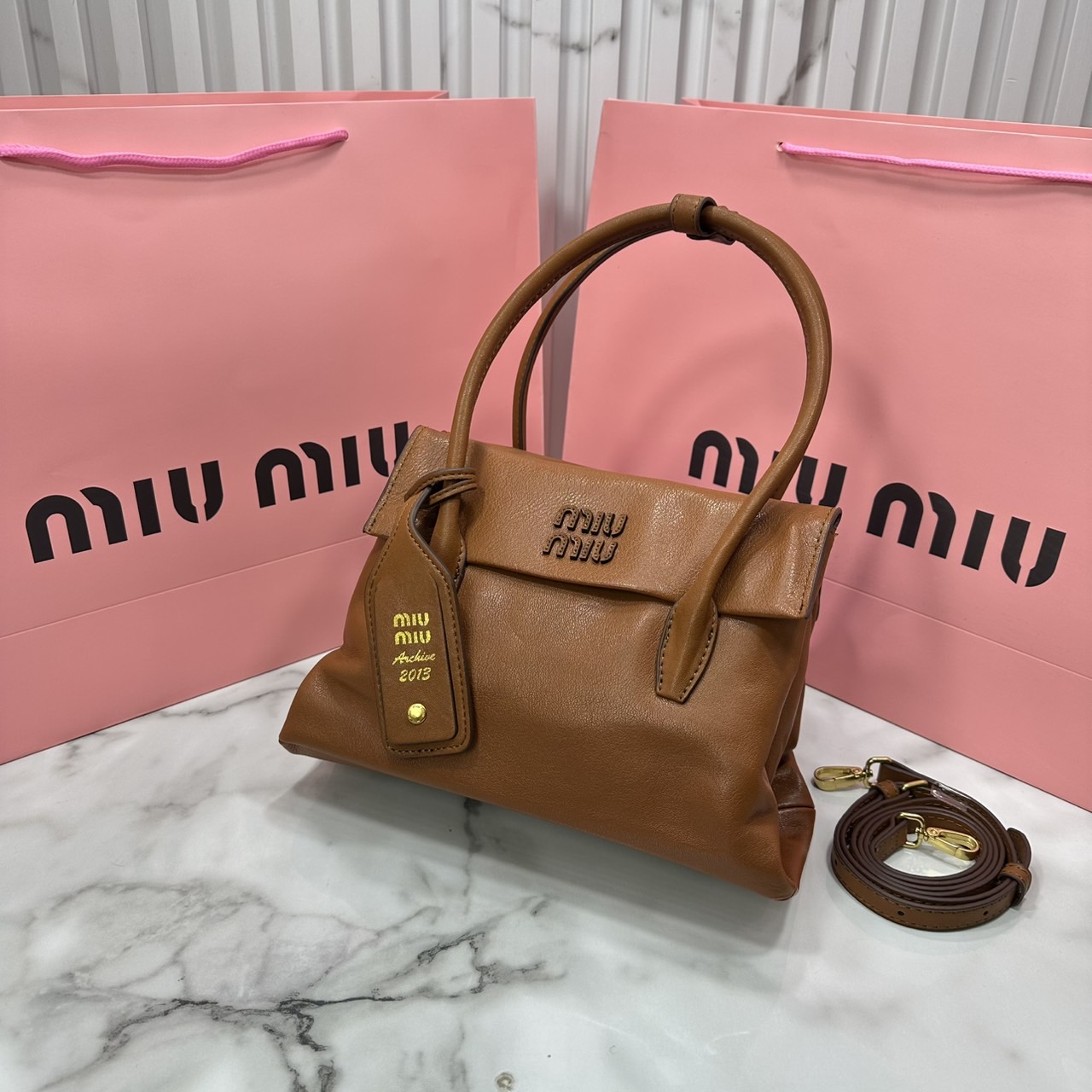 ORI หนังแท้ | Miu Miu Solitaire leather bag กระเป๋าสะพายทรงโท้ทโฮโบ เรียบง่าย เรียบหรูดูลัคชูสุดๆ สวยก่อนใครกับคอลใหม่ล่าสุดตัวแม่ตัวมัมไม่ควรพลาด จะของได้เยอะ ขนาดสะพายกำลังสวย สะพายไปทำงาน ไปเรียน ไปเที่ยวได้หมด ครบจบในใบเดียว