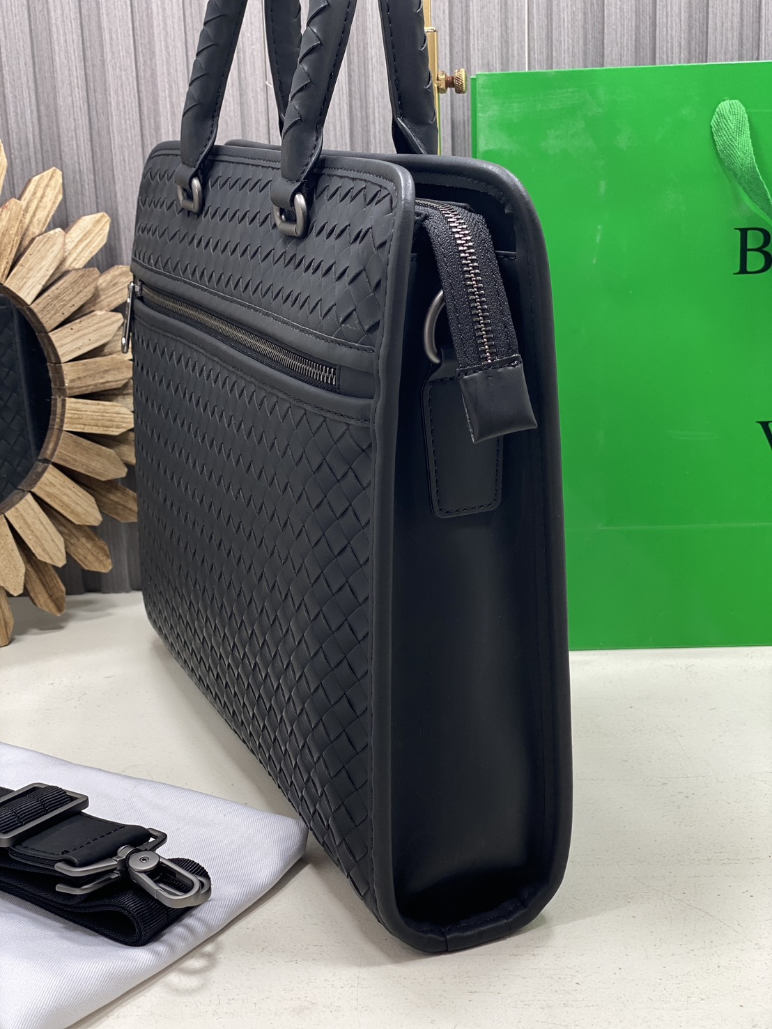 ORI หนังแท้ | Bottega Veneta Getaway Briefcase / Bottega Messenger Bag กระเป๋าใส่เอกสาร กระเป๋าทรงแมสเซ็นเจอร์ สวยเรียบหรูคลาสสิกเป็นเอกลักษณ์ โดดเด่นด้วยงานสานตาราง ดีไซน์เรียบง่าย แต่ดูแพง เหมาะสำหรับคนทำงานออฟฟิศมากๆ