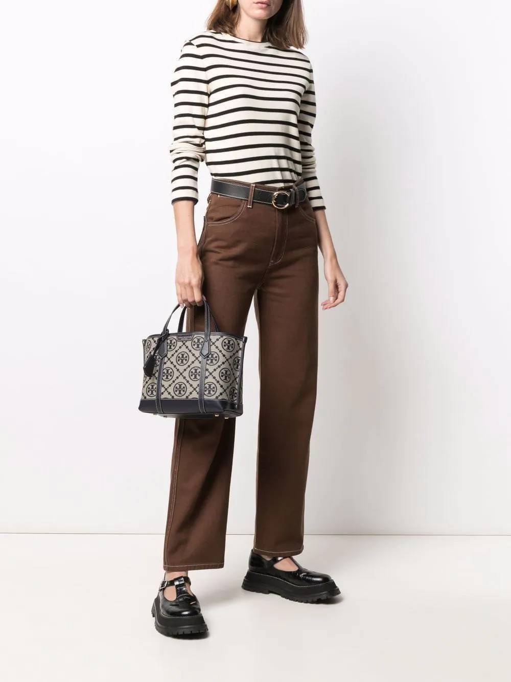 TORY BURCH PERRY MONOGRAM JACQUARD SMALL TRIPLE COMPARTMENT TOTE กระเป๋าโท้ท ไซส์เล็ก ลายโมโนแกรมสุดฮิต ปังไม่หยุดจริงๆ ขนาดกำลังสวย มาพร้อมหูจับในตัว และสายสะพายที่ปรับใช้ได้ไม่มีเบื่อ วัสดุผ้า jacquard ทักทอลาย ตัดขอบด้วยหนังแท้ ปากกระเป๋ามีกระดุมแม่เหล