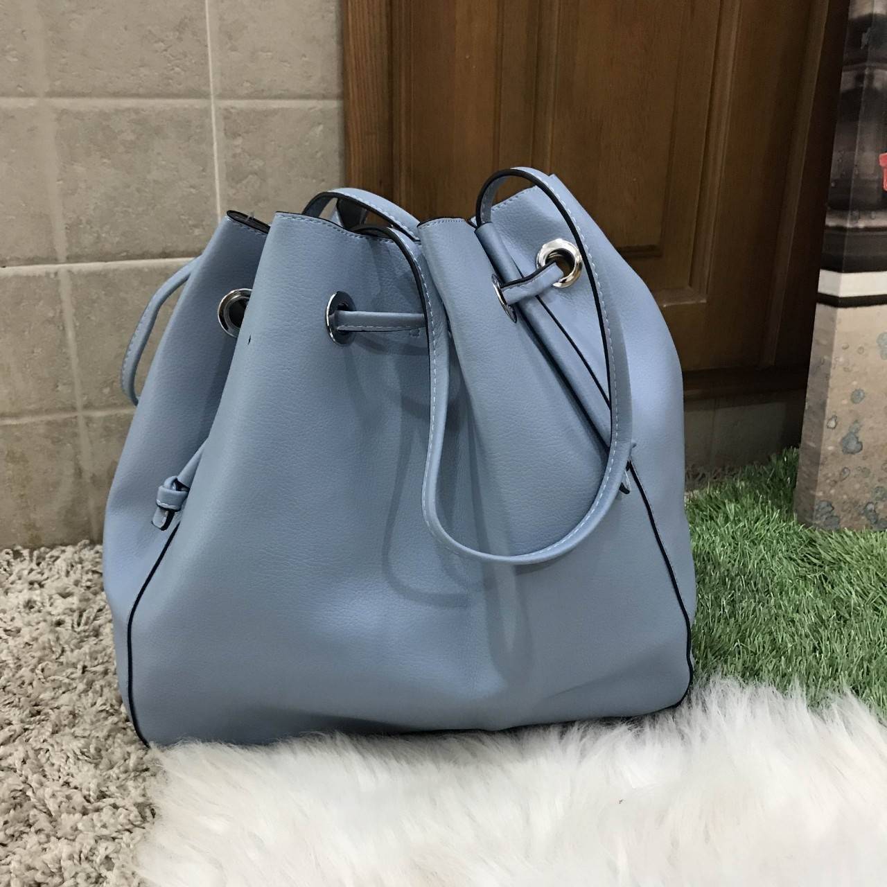 Zara bucket bag crossbody ใหม่ล่าสุดจากแบรนด์ Zara กระเป๋าสะพายทรง bucket สีสด หนังนุ่มมากกกก เนื้อดี สามารถสะพายได้ 2 แบบค่ะ แบบแรก shoulder bag ขนาดพอดีไหล่ และแบบที่สอง กระเป๋าสายยาวสามารถสะพายไหล่หรือ cross body ก็ได้ มีสายสะพายยาวมาให้สามารถถอดออกได้
