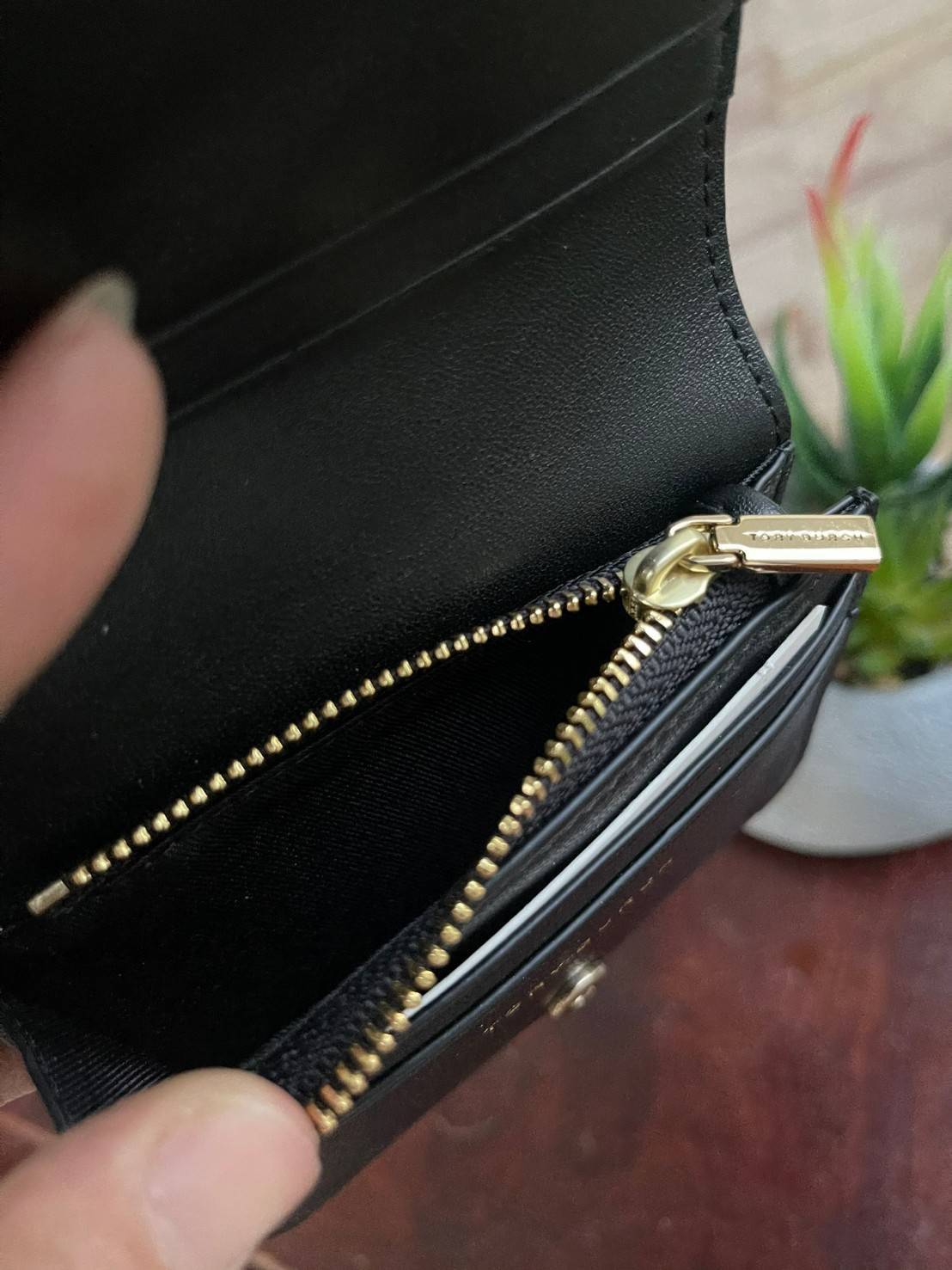 ของแท้ 💯% Tory burch fleming bifold mini wallet กระเป๋าสตางค์ทรงพับ2ตอนที่มีฟังก์ชั่นครบ ทั้งใส่การด์ เหรียญและธนบัตรได้ ดีเทลลายตารางเย็บสองชั้น