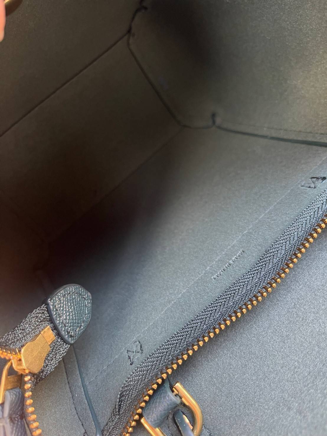 Celine NANO BELT BAG กระเป๋ารุ่น Belt Bag จาก CELINE เป็นกระเป๋าถือที่มีสไตล์มินิมอล และดูเรียบง่าย แต่หรูหรา ครองใจสาวก CELINE ได้เป็นอย่างดี โดยรวมแล้วรูปทรงของกระเป๋าถือว่าออกแบบมาได้อย่างพอดี ไม่มากหรือน้อยจนเกินไป คือช่วยให้คุณดึงดูดสายตาของผู้คนให้ม