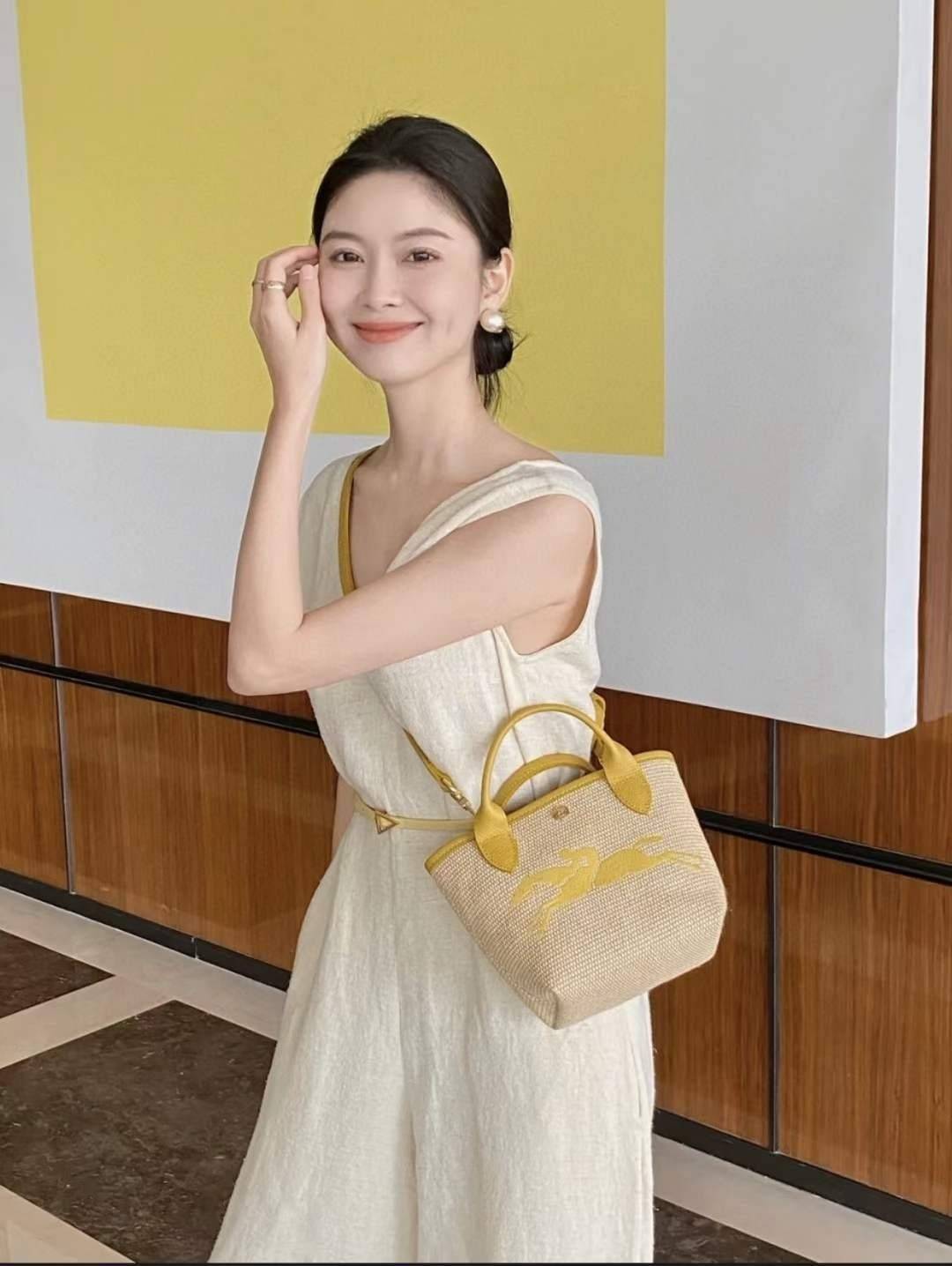 Longchamp Le Pliage Paris-St Tropez Handtasche มาแร้ววววใหม่ล่าสุดนุ้งมินิ ตัลร๊ากกก วัสดุสาน ด้านหน้าปักโลโก้ม้าอันเป็นสัญลักษณ์ของแบรนด์ ทนทานแข็งแรง ใบมินิ น้ำหนักเบา จุของได้เยอะ ใส่กระเป๋าตังค์ โทรศัพท์ iphone+ ได้ ภายในโล่ง มีสายสะพายไหล่ Crossbody 