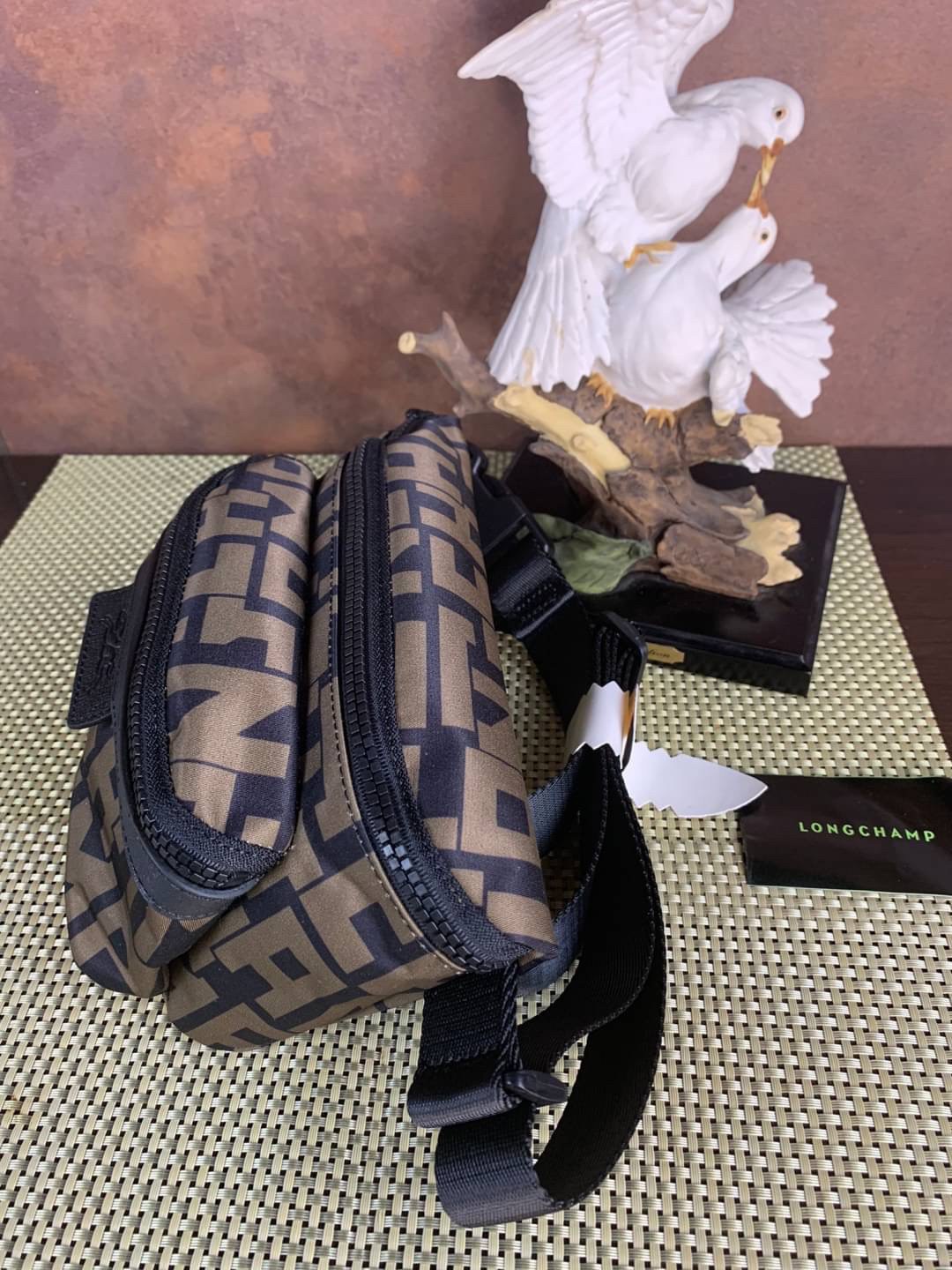 LONGCHAMP LE PLIAGE LGP BELT BAG M เท่ห์อย่างมีสไตล์กระเป๋าทรงคาดอกและคาดเอวดีไซน์แนวสปอร์ต เพิ่มความโดดเด่นทันสมัยด้วยลายซิกเนเจอร์ มีช่องซิปที่ใช้งานง่ายช่วยให้คุณหยิบใช้สิ่งของจำเป็นได้อย่างสะดวกและง่ายดาย และผสานสายรัดแบบปรับได้เข้ากับหัวเข็มขัดตัวล็อ