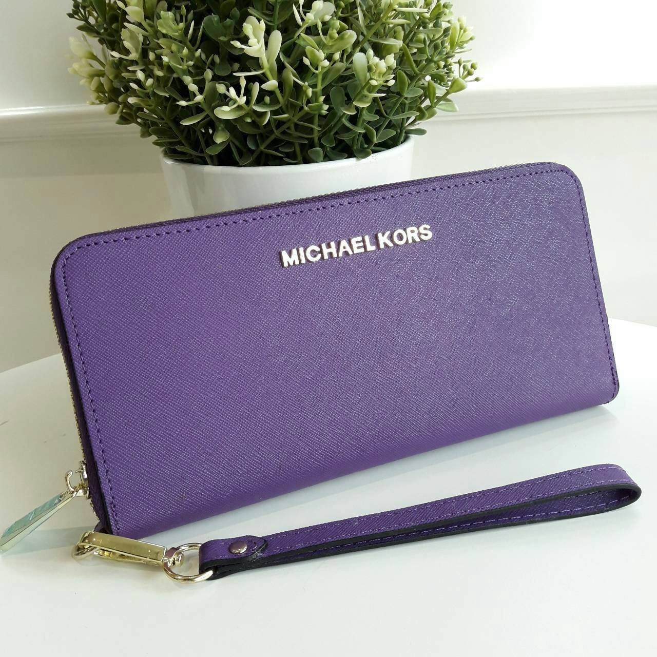 Michael kors saffiano long wallet กระเป๋าสตางค์ใบยาวแบบซิปรอบ วัสดุหนังลาย Saffiano สวยหรูมากๆ ด้านหน้าประดับ logo brand ซิปปั๊มแบรนด์ ภายในช่องใส่บัตร, ธนบัตร และช่องใส่เหรียญ ใส่ iPhone+ ได้ค่ะ มาพร้อมสายคล้องข้อมืออีก 1 เส้น ใบนี้คุ้มเกินราคา รับประกัน