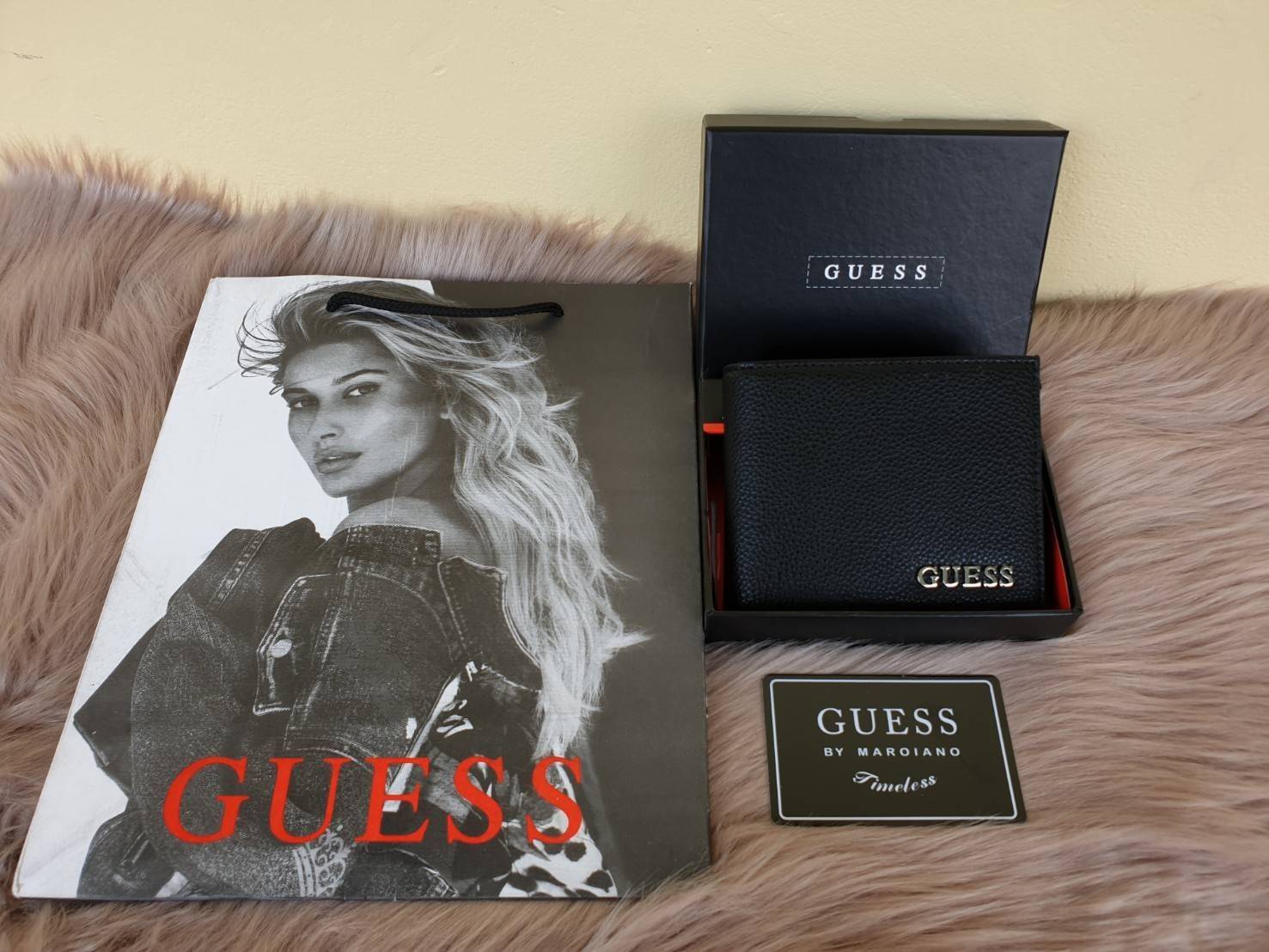 กระเป๋าสตางค์ Guess ใบสั้น ด้านหน้าติดชื่อแบรนด์แต่งโลหะสีเงิน ด้านหลังเรียบ แต่ดีไซน์มาเก๋ๆ มีช่องซ่อนสำหรับใส่บัตรใส่แบงค์ได้ ด้านในปั๊มชื่อแบรนด์ มีช่องใส่บัตร 3 ช่อง และมีช่องสำหรับใส่เหรียญ ช่องใส่ธนบัตรแบ่งเป็นช่องเดียว รุ่นนี้สวยคุ้ม ห้ามพลาดเลยค่า