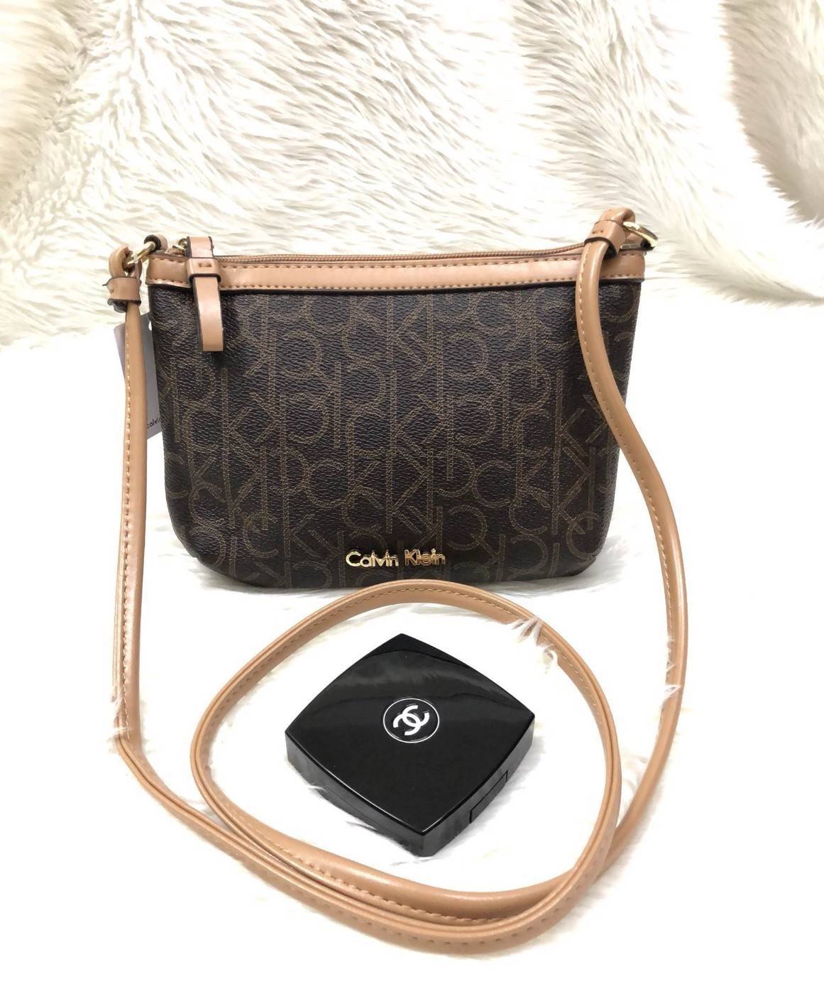 CALVIN KIEIN MINI CROSSBODY BAG สินค้าเข้าใหม่น่าใช้ค่ะ กระเป๋าสะพาย วัสดุหนังลายแบรนด์ทั้งใบ ด้านหน้าติดโลโก้แบรนด์อะไหล่ทอง เปิดปิดกระเป๋าแบบซิป ภายในโล่ง ใส่ของจุ สามารถใส่ธนบัตร สมุดแบงค์ มือถือรุ่นต่างๆ เครื่องสำอางค์ กระเป๋าสตางค์ใบสั้น บอกเลยจุค่ะ 