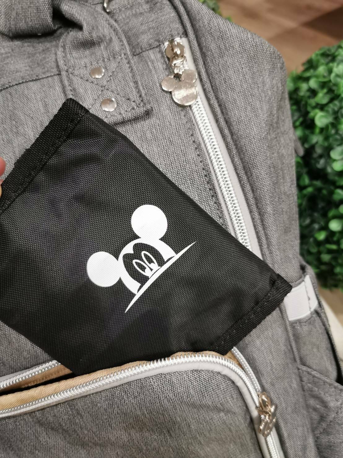 Disney Collection Rucksack (L) กระเป๋าสะพายเป้คอลเลคชั่นดิสนีย์ใบใหญ่กำลังดีน้ำหนักเบาวัสดุ Nylon & Polyester 100% ทำความสะอาดง่าย ด้านหน้ามีโลโก้และช่องซิป พิมพ์ลายมิกกี้/มินนี่โดดเด่น มี Pocket ใส่ขวดน้ำซ้ายขวา ด้านหลังมีช่องซิปสะดวกใช้หัวซิปแบรนด์ ภายใ