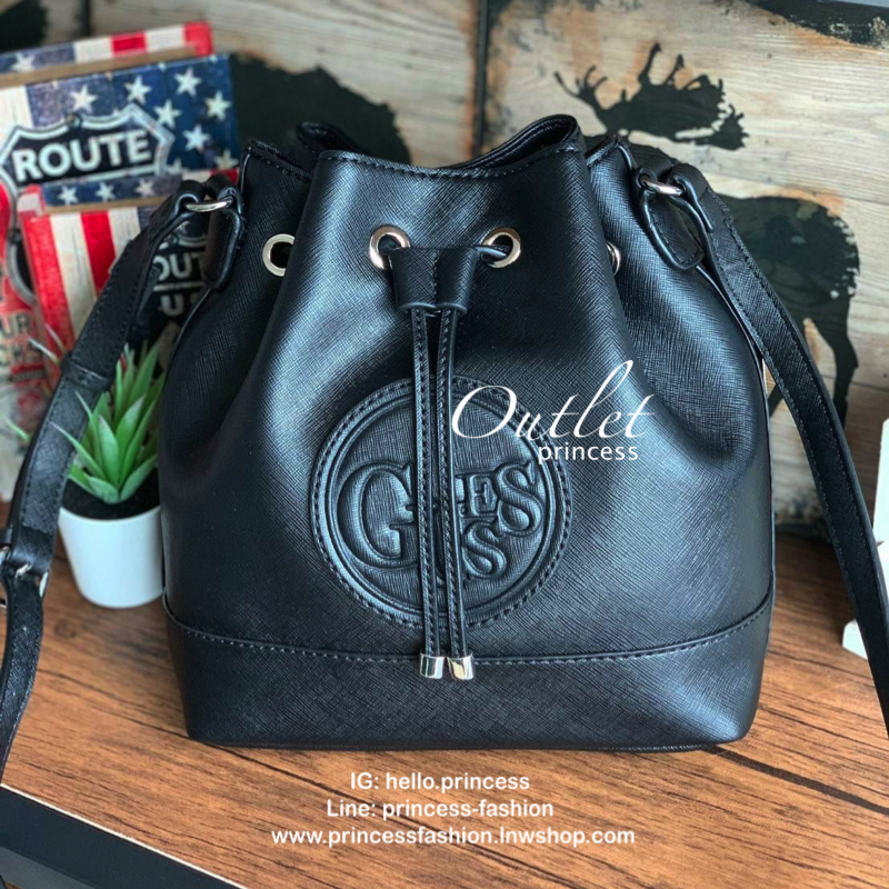 Guess Drawstring Bucket Bag กระเป๋าสะพายขนาดกลาง วัสดุลายหนังsaffiano ฐานกว้างตั้งอยู่ทรง มีซิกเนเจอร์ที่ด้านหน้าเป็นโลโก้ตัวนูน เปิดปิดแบบหูรูดและกระดุมแม่เหล็ก มีช่องใช้งานหลายข่อง สายสะพายปรับได้แบบเข็มขัด สวยแบบมีดีเทลเก๋ๆ สะพายเที่ยวระหว่างวันได้สบาย