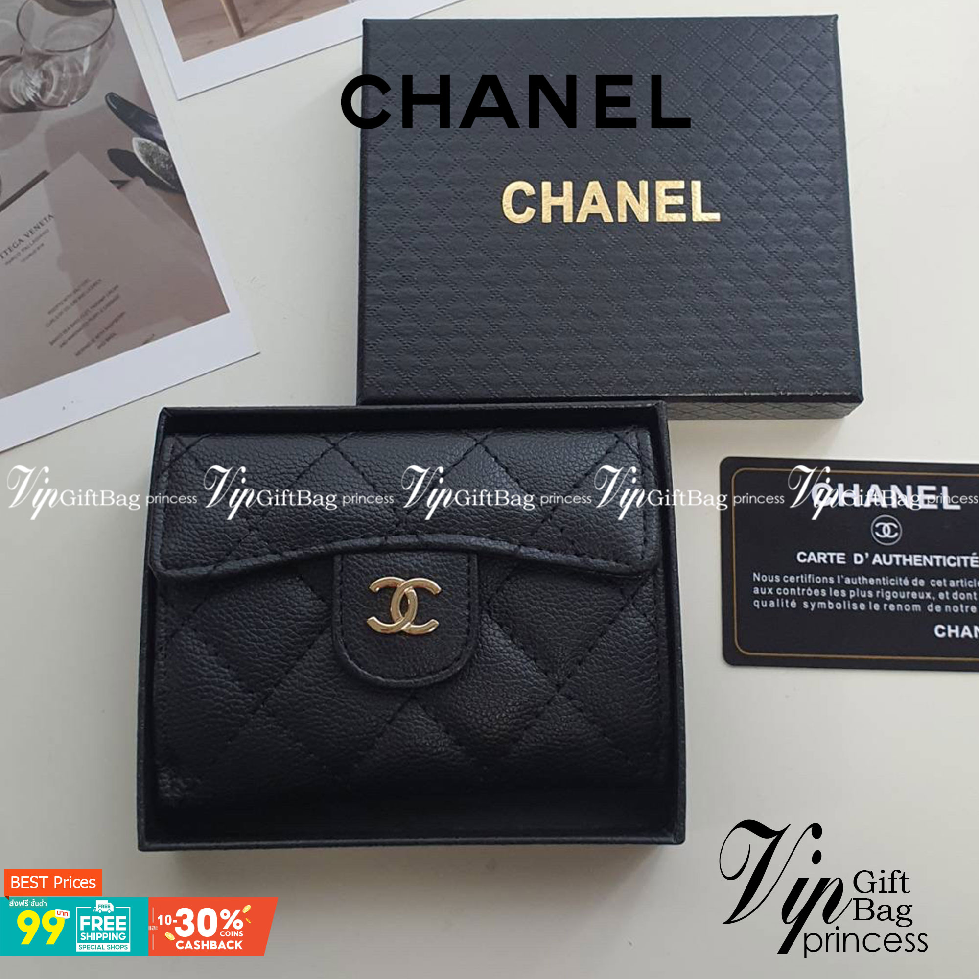 CHANEL SMALL WALLET พร้อมส่งรุ่นใหม่ ♡♡ กับ กระเป๋าสตางค์แบบพับใบสั้น งานพรีเมี่ยมกิ้ฟท์จากเค้าเตอร์ต่างประเทศ หนังสัมผัสลายด้าน จากแบรนด์ CHANEL (GWP) ด้านหน้ามีโลโก้แบรนด์ CC **อะไหล่สีทองหรู เปิดปิดด้วยกระดุมแม่เหล็ก ด้านในแบ่งช่องได้ถึง 