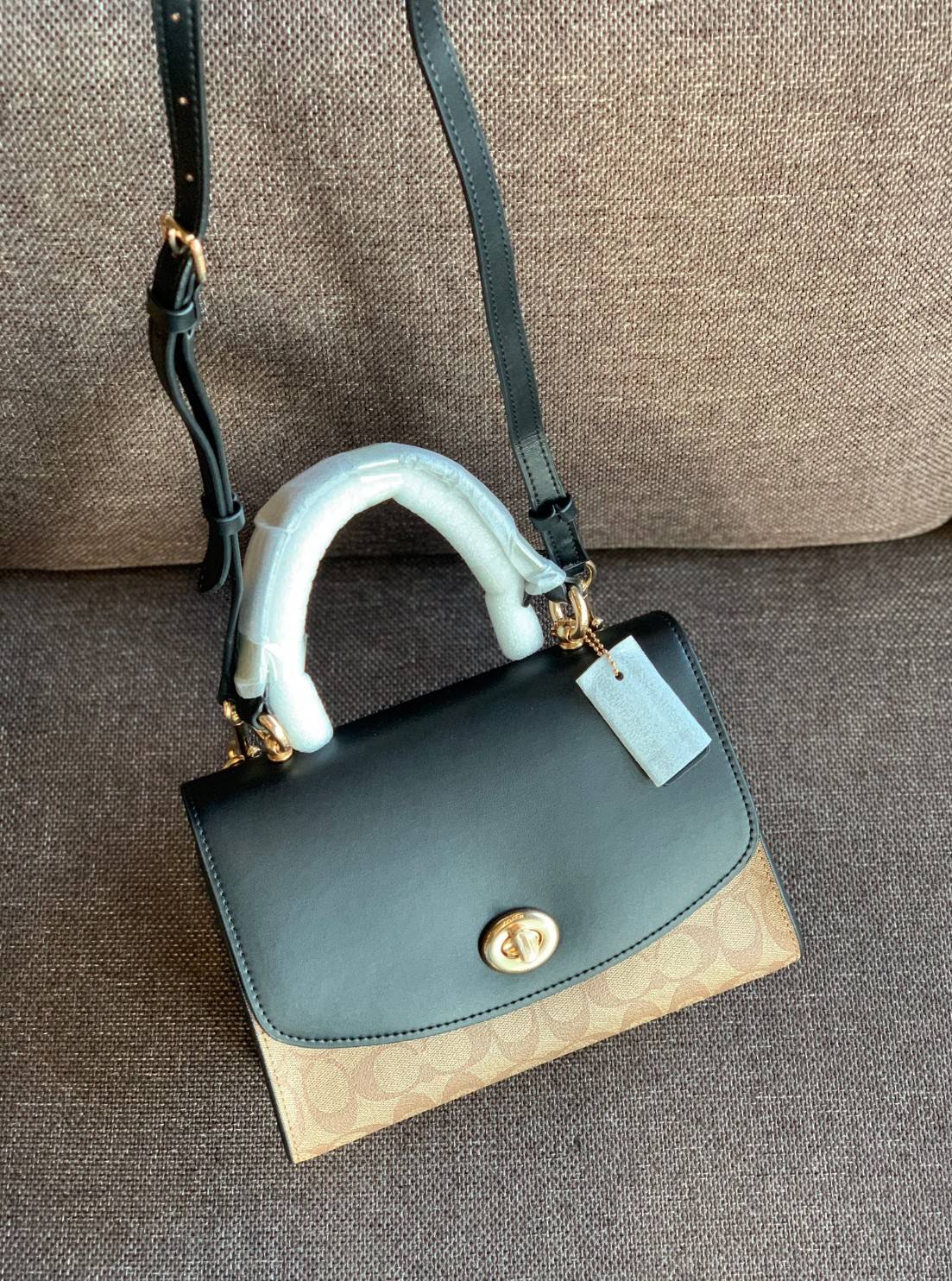 สวย หรู ดูดี รุ่นนี้กัยเลยค่า!! COACH TILLY TOP HANDLE SATCHEL IN SIGNATURE ((76620)) พร้อมส่งความสวย ห้ามพลาดค่ะ! กระเป๋าหิ้ว//คล้องมือ//สะพายข้างได้ ทรงสวย หนังแท้เรียบ+ลายCได้สวยงามค่ะ เปิดปิดกระเป๋าแบบหมุนล็อค ภายในมีช่องหลักใส่ของ2ช่อง สามารถใส่กระเป