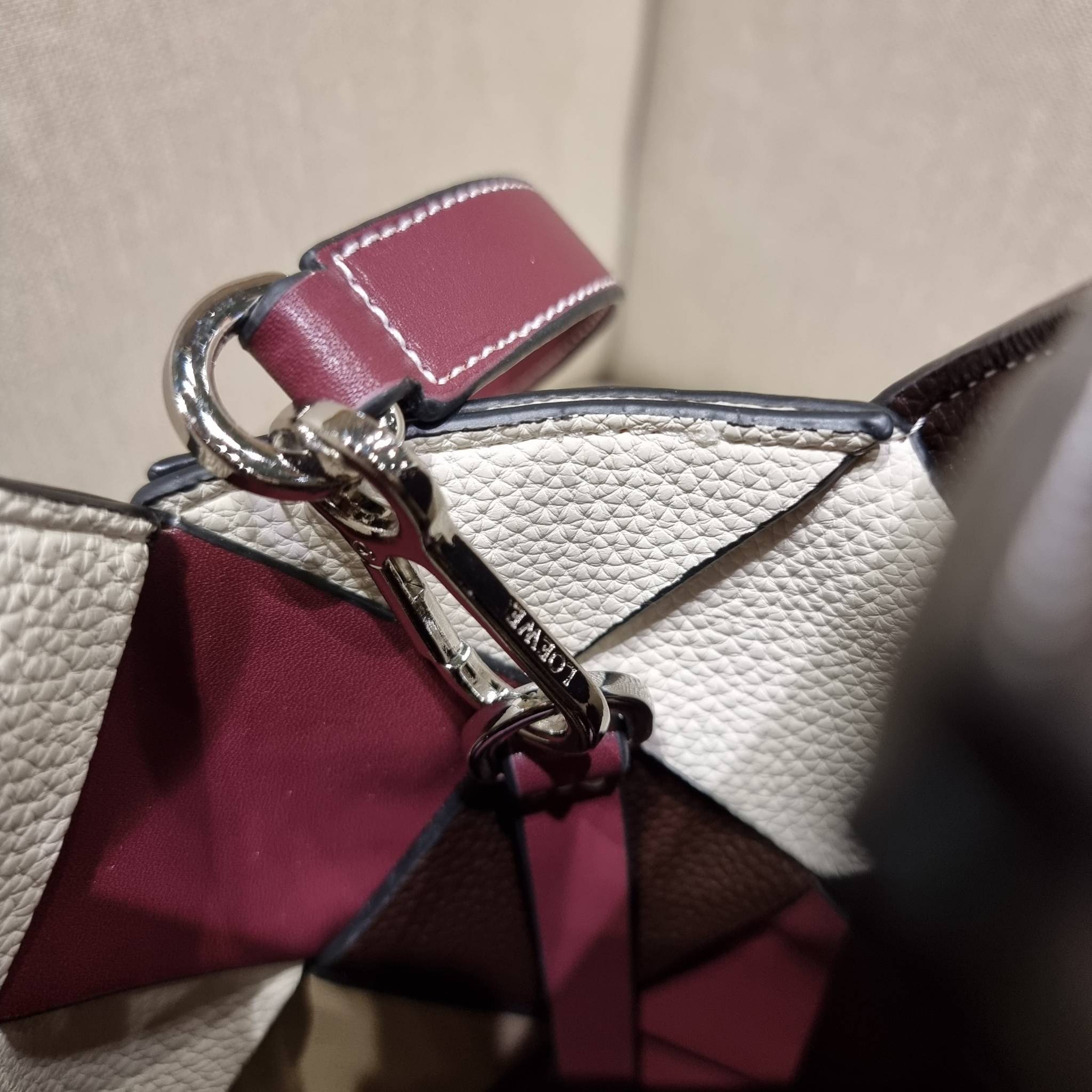 VIP 】LOEWE SURPLUS LEATHER WOVEN BASKET BAG IN CLASSIC CALFSKIN ใหม่ล่าสุดและสวยที่สุด กระเป๋าสะพานที่ถักทอด้วยความปราณีต โดดเด่นด้วยสีที่จับมาคอนทราสได้ลงตัว ใบใหญ่จุได้แบบเน้นๆ วัสดุหนังวัวแท้เต็มใบ หรูเลิศ ปากกระเป๋ามีสายหนังสำหรับผูกรวบปากกระเป๋า ภายใ