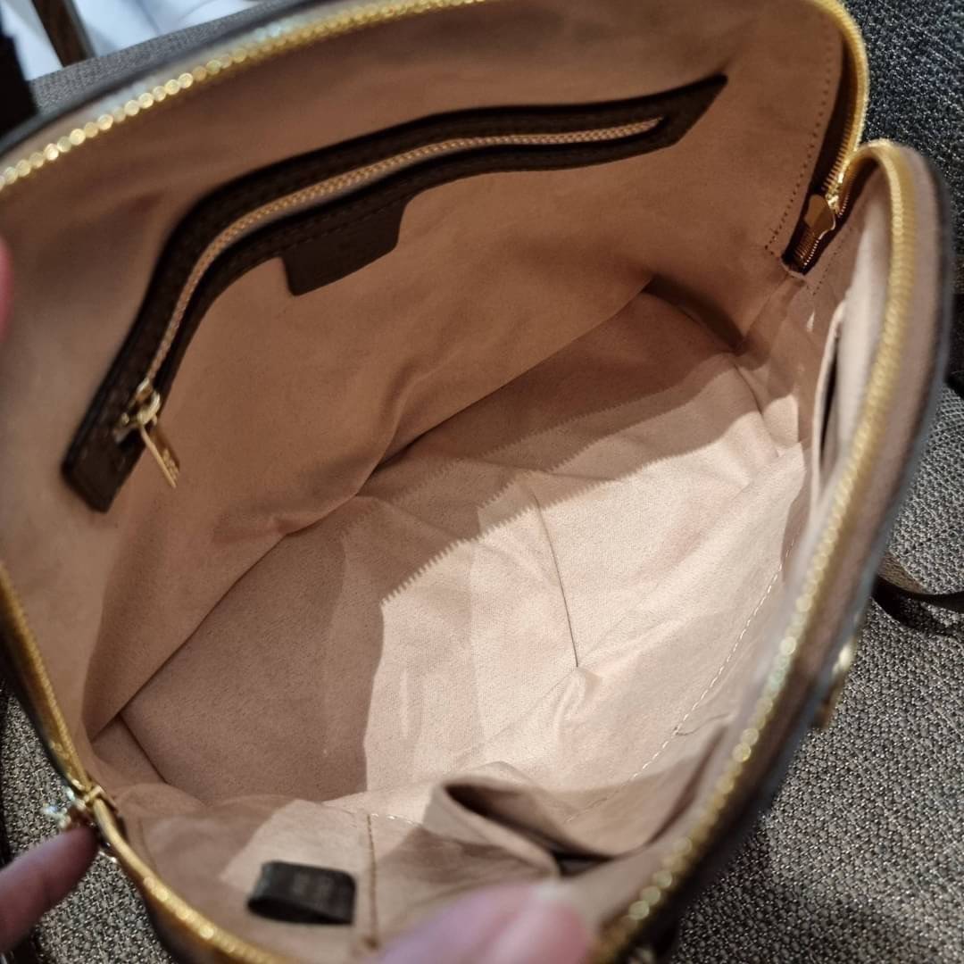 GC CLASSIC SATCHEL BAG กระเป๋าถือ/สะพายทรงโดม รุ่นหายาก สวยคลาสสิค แถมฟรี!! โบว์ผ้าลายแบรนด์ สำหรับตกแต่งหูกระเป๋า ผูกเป็นโบว์ หรือพันถนอมหูกระเป๋าก็เพิ่มดีเทลความหรูได้ วัสดุหนังแคนวาส ดีไซน์แถบคาดโดดเด่น เปิด-ปิดกระเป๋าด้วยซิป หัวซิปตัว G อะไหล่สีทอง เล