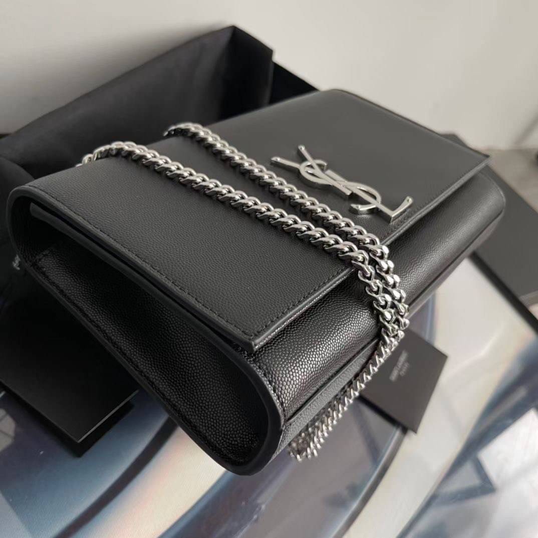 YSL kate medium chain bag in grain de poudre embossed leather 24cm กระเป๋าสะพายแบรนด์หรู รุ่นฮิตลอดกาล งานสวยดูดีมีระดับ ปั้มทุกจุด ขนาดกระทัดรัดกำลังดี มาพร้อมาสะพายโซ่ยาว เลื่อนปรับเป็น 2 แถว เพื่อสะพายเป็นสายสั้นได้ ด้านในโล่งกว้าง ใส่กระเป๋าสตางค์ใบยา