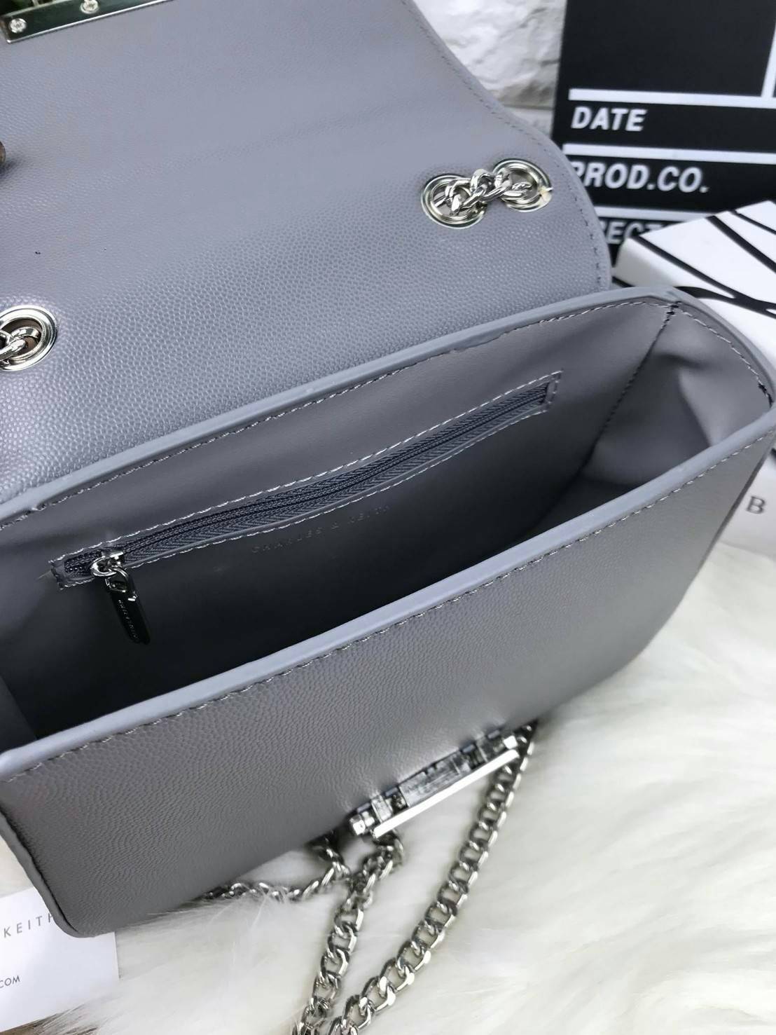 CHARLES & KEITH PUSH-LOCK CHAIN BAG กระสะพายใบเก๋ วัสดุหนังปั๊มลายคาร์เวียร์ เปิดปิดด้วยตัวล็อกที่ด้านหน้า ด้านในมีช่องซิป ช่องใส่บัตร สามารถใส่ iphone 7 plus ได้ รุ่นนี้จะสะพายแบบสายคู่/สายเดี่ยวก็ได้นะคะ สวยครบเครื่องเลยค่ะ