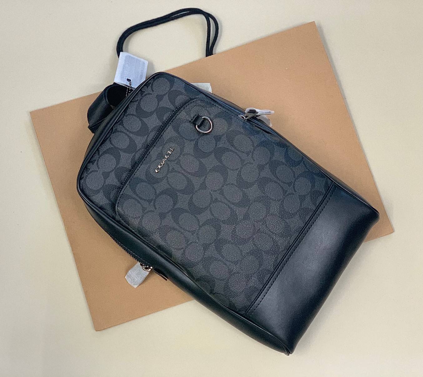 ใหม่ล่าสุด คุณผู้ชายห้ามพลาดเลยค่าา COACH GRAHAM PACK IN SIGNATURE ((89937)) พร้อมส่งที่ไทยค่ะ! กระเป๋าคาดอก สามารถคาดด้านหน้าหรือด้านหลังได้ตามแต่สะดวกค่ะ หนังแท้นิ่ม ทรงสวยมากๆค่ะสำหรับรุ่นนี้! มีช่องซิปตอนหน้าหนึ่งช่อง;ช่องหลักเปิดปิดแบบซิปคู่ ภายในโล่