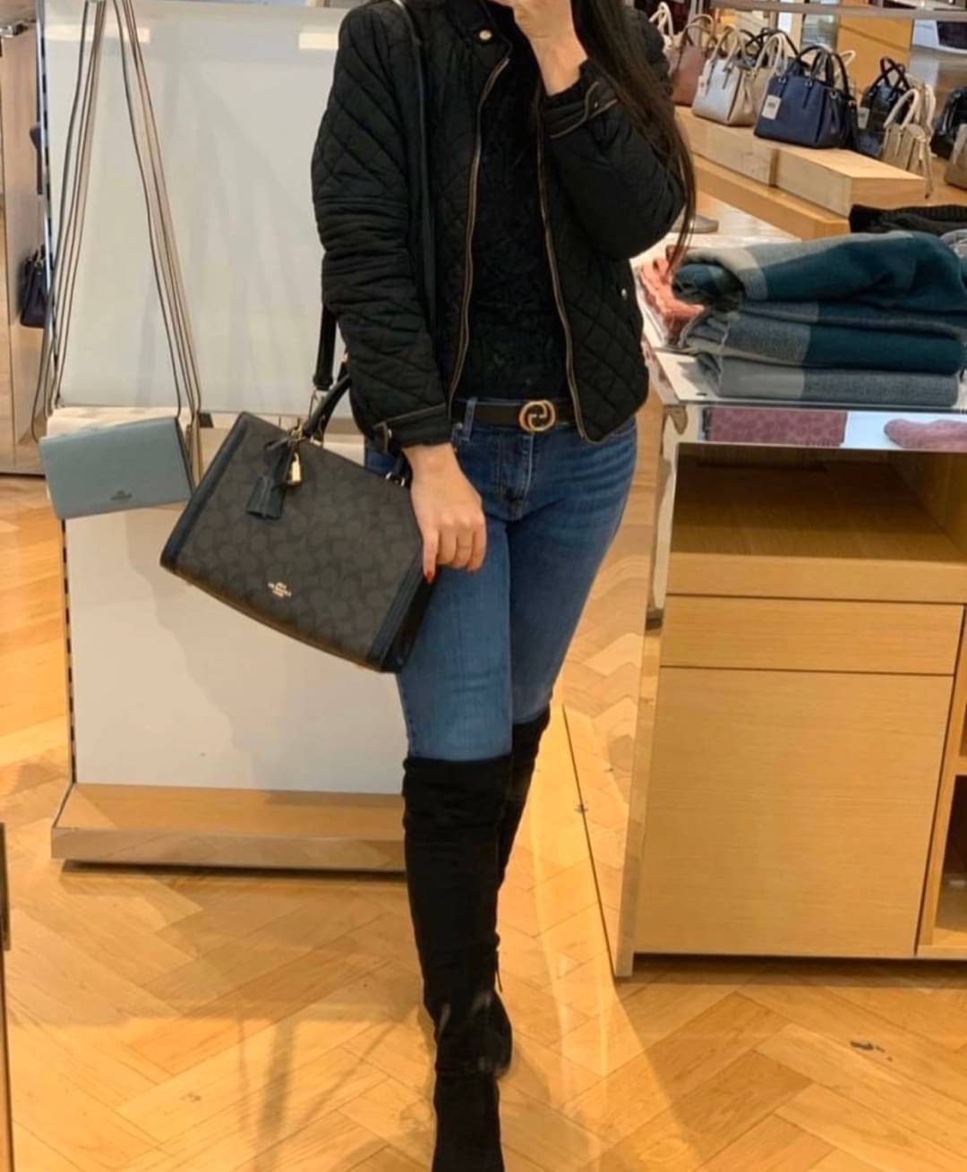 COACH ZOE CARRYALL IN SIGNATURE CANVAS เดอะเบสท์แห่งปี ต้องยกให้พี่คนสวยใบนี้เลย!! รุ่นที่สาวๆตามหา หายากอีกหนึ่ง กระเป๋าถือ/สะพายทรงสวย คลาสสิค ใบใหญ่จุคุ้ม มีดีเทลน่ารักๆที่แม่กุญแจ สามารถล็อคหัวซิปได้ กุญแจซ่อนในพวงหนังห้อยก็น่ารักไปอีก ภายในโล่งกว้าง 