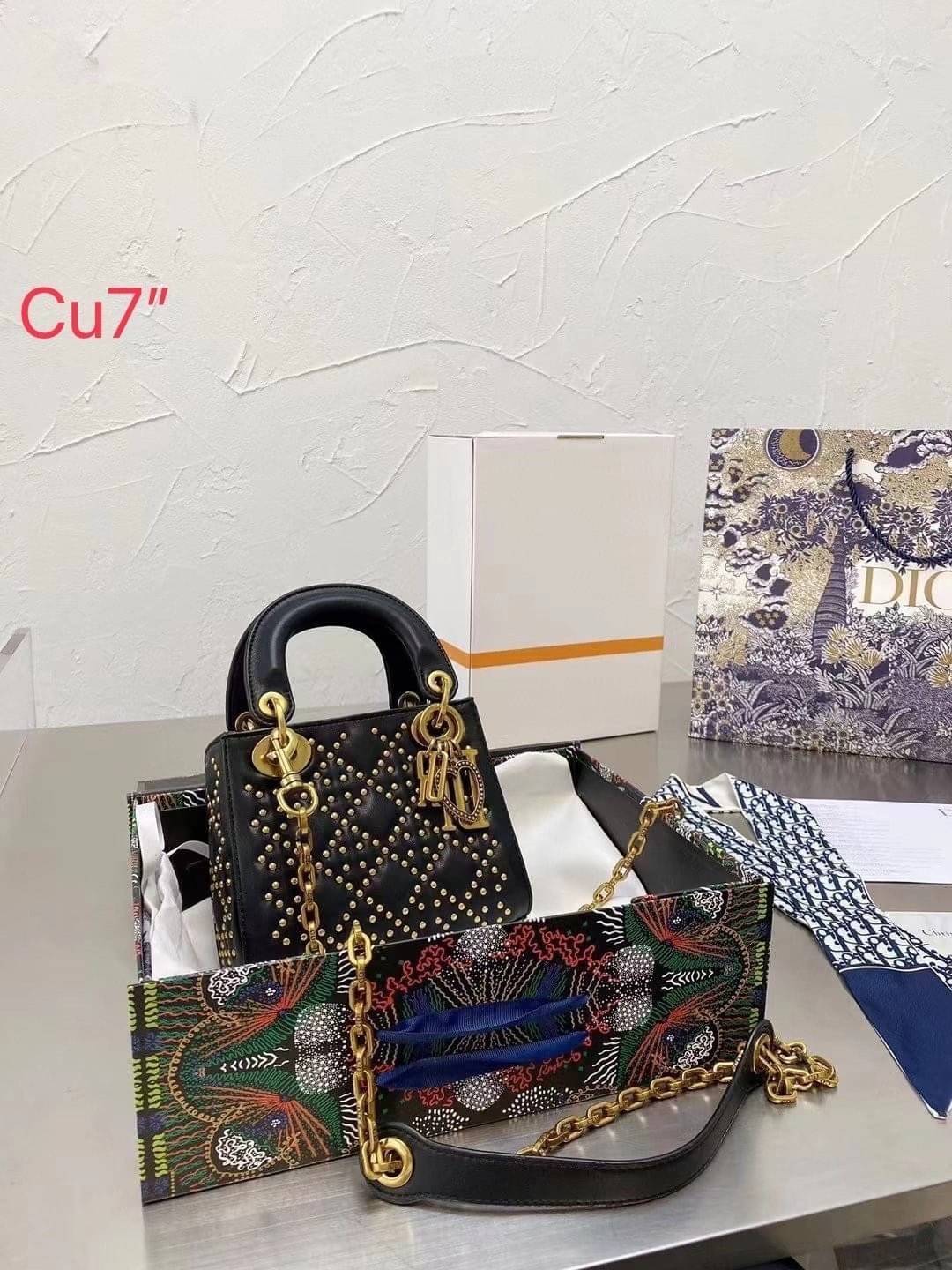 DIOR CD MINI LADY STUDDED BAG / DIOR LADY STUDDED BLACK LEATHER กระเป๋าสะพายข้างตกแต่งหมุดเต็มใบ ไม่มีคือพลาด หรูจริงอะไรจัง ทรงกล่องคลาสสิค มีหูจับในตัวและสายครอสบอดี้สุดเลิศ แต่งเติมดีเทลอัพราคาไปอีก