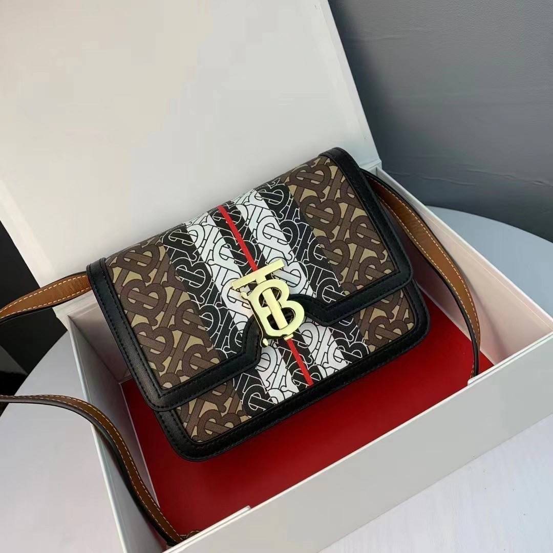 VIP หนังแท้ 】BURBERRY Brown TB-Print Canvas and Leather Crossbody Bag กระเป๋าสะพายวัสดุหนังแท้ ขึ้นลายแบรนด์โมโนเเกรมคอลเลคชั่นใหม่ทรงเหลี่ยมสวยหรูดูดี เปิดปิดด้วยฝาปิดสัญลักษณ์รูปตัวB ภายในมีช่องแบ่งเป็นสัดส่วนสามารถใส่มือถือ iphone เงิน ของจุกจิกได้ หัว