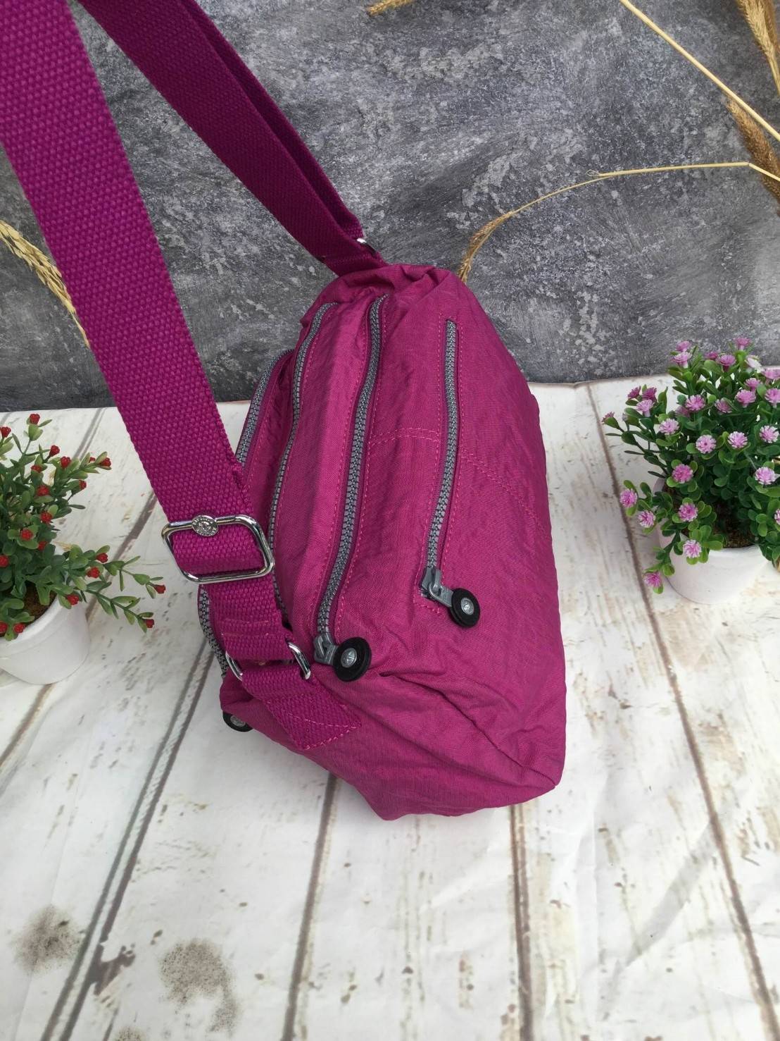 กระเป๋าสะพาย KIPLING รุ่น Reth วัสดุไนล่อนคุณภาพดี มาพร้อมดีไซน์ทันสมัย และสามารถใช้งานได้อย่างดี เข้ากับทุกการแต่งตัว โดดเด่นด้วยพื้นที่ภายในและช่องต่างๆ ที่ให้คุณจัดเก็บของสำคัญได้ครบถ้วน ไม่ว่าจะเป็นมือถือ ปากกา หรือไอเท็มจำเป็นของคุณ สายสามารถปรับและถ