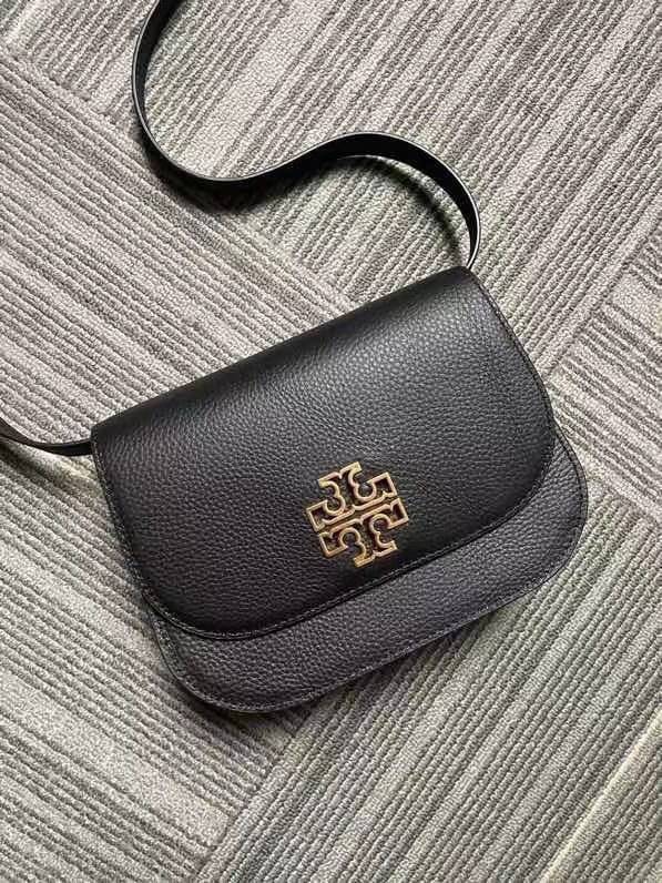 TORY BURCH BRLTTEN SMALL SADDLE BAG / Tory Burch Britten Flap Shoulder Bag กระเป๋าสะพายข้าง วัสดุหนังแกะแท้ ด้านหน้าประดับโลโก้แบรนด์ เปิด-ปิดกระเป๋าแบบกระดุมแป็กแม่เหล็กแน่นหนา ภายในมีช่องหลัก ใส่กระเป๋าเงินใบกลาง มือถือได้ทุกรุ่น มีช่องแยกใส่ของจุกจิกอี