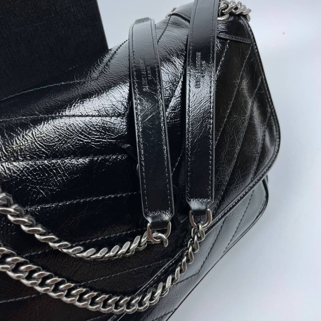 Saint Laurent Niki shoulder bag กระเป๋าสะพายรุ่นโดดเด่นด้วยโครงสร้างทำจากหนังวัว หนังมันเงา นิ่ม งานสวยมากๆ ค่ะ ด้านหน้าประดับโลโก้แบรนด์ และมีช่องสำหรับเก็บของที่หยิบใช้บ่อย ตอบโจทย์การใช้ชีวิตระหว่างวันได้ดีมากๆ สายสพายดีไซน์ได้หลายรูปแบบ แมทกับการแต่งต