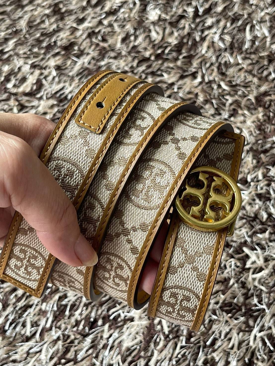 Tory burch t monogram jacquard belt เมื่อพูดถึงแบรนด์ระดับ Hi-end แล้วจะพลาดไม่ได้เลยกับแบรนด์ Tory Burch ที่ครองใจสายแฟชั่นมาโดยตลอด กับหัวเข็มขัดสัญลักษณ์ Double T ที่ได้รับความนิยมสูง มีการดีไซน์หัวเข็มขัดเป็นทองเหลืองเพื่อให้มีความโดดเด่นมากขึ้น ลวดลา