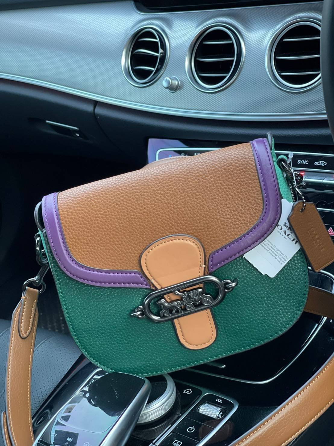 COACH JADE SADDLE BAG 91084 จุดเด่นคือ การออกแบบให้กระเป๋าเป็นรูปทรงที่โค้งมนตามสไตล์โฮโบ (Hobo Style) ผสมผสานกับความสวยงามของโลโก้ด้านหน้าอันเป็นเอกลักษณ์ สายสะพายข้างที่สามารถปรับระดับได้ สวยสะดุดตา ดูแลง่าย นอกจากนี้ คุณยังสามารถนำไป Mix & Match กับการ