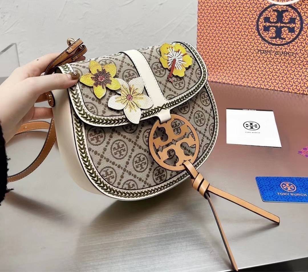 TORY BURCH T MONOGRAM FLORAL BAG / Tory Burch Monogram Crossbody Bag / TORY BURCH MILLER CANVAS QUADRANT SADDLE BAG กระเป๋าทรงยอดนิยม ดีไซน์ใหม่ล่าสุด สไตล์งานคราฟ มีลูกเล่นประดับดอกไม้กับตัวกระเป๋า วัสดุผ้า jacquard ใช้เป็น Everyday Bag สามารถใช้งานได้บ่