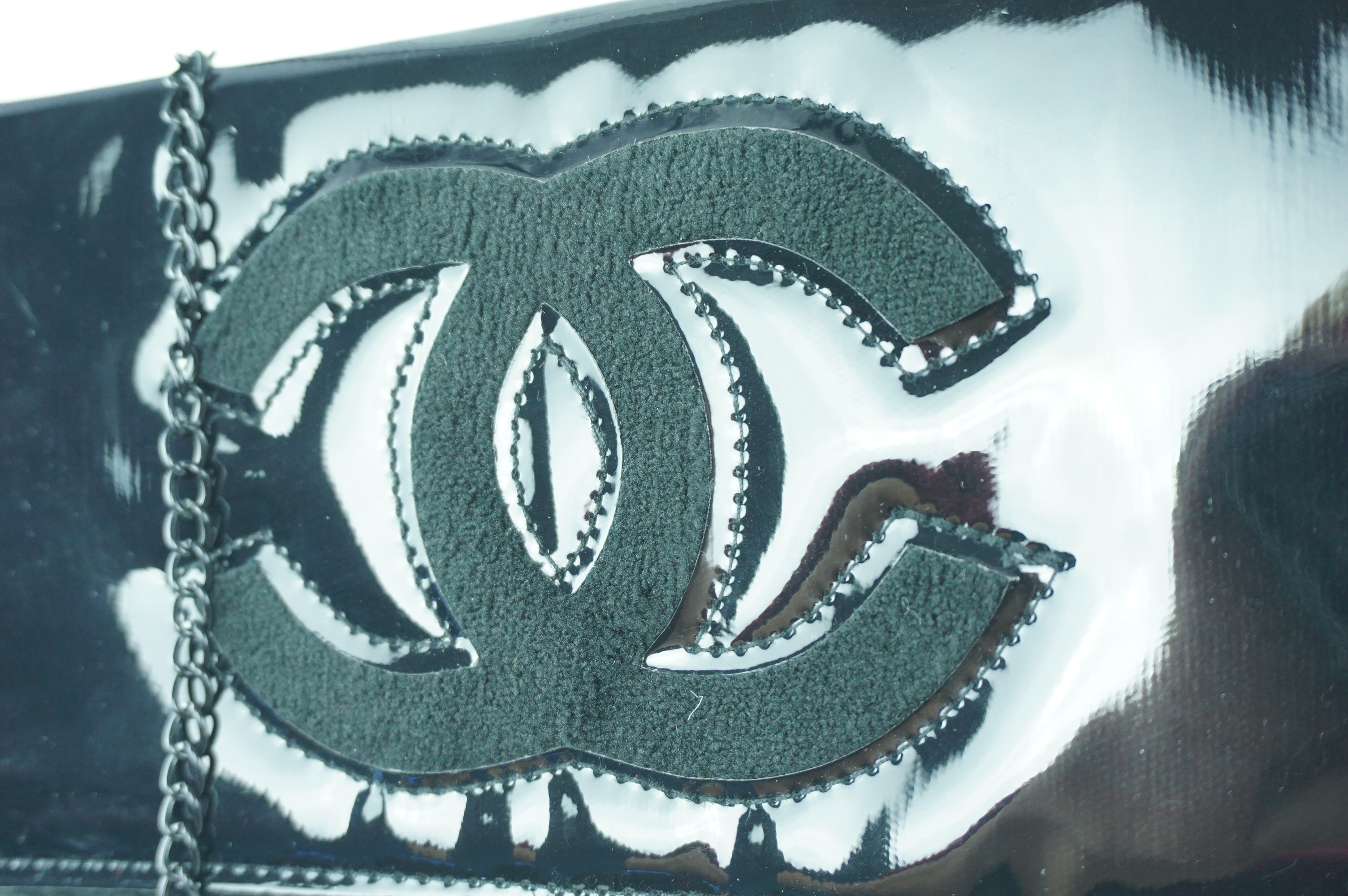 Chanel clutch & shoulder bag งานพรีเมี่ยมกิ้ฟจากเคาเตอร์ต่างประเทศ จากแบรนด์ Chanel ของแท้ไม่ใช่เกรดก้อป เป็นกระเป๋าหนังแก้วเงา ตามแบบฉบับของแบรนด์ ตัวกระเป๋าขนาดกำลังดี ใส่มือถือได้ทุกรุ่น สามารถเก็บสายถือเป็นคลัชออกงานได้ หรือสะพายไหล่ได้