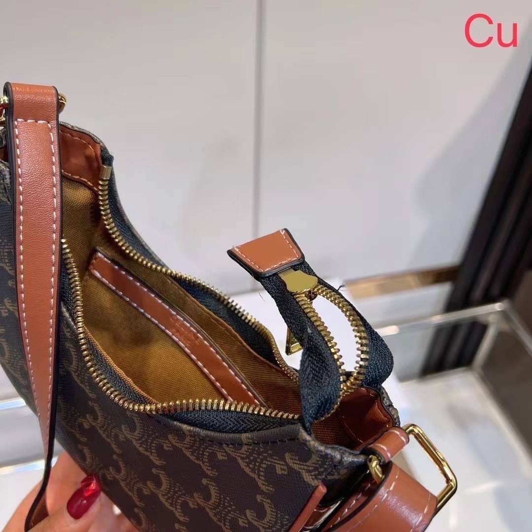 CELINE MINI AVA IN TRIOMPHE CANVAS AND CALFSKIN สวยเกินต้านกับน้องมินิ รุ่นสุดปัง ที่ใครเห็นก็ต้องว้าว กับกระเป๋าสะพายไหล่ ไซส์มินิ น้องน่ารักม้ากกก!! ไม่ไหว!! รูปทรงที่ไม่เหมือนใคร ใช้งานง่าย วัสดุหนังแคนวาสตัดสลับหนังแท้