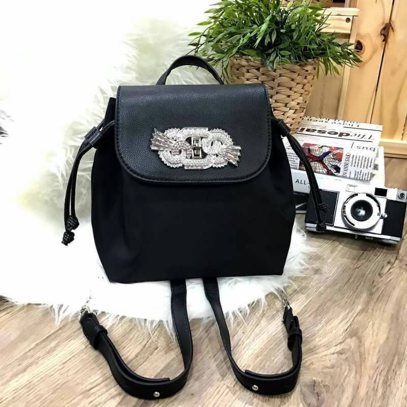 ZARA GAM DETAIL BLACK BACKPACK 2017 กระเป๋าเป้สีดำ ขนาดกำลังน่ารัก ด้านหน้าประดับเพชร และ crystal เพิ่มความ สวยหรู Diamante collection เปิดปิด ด้วยล็อคบิด ภายในมีโลโก้ และช่องใส่ของ พร้อมสายสะพาย โซ่ต่อหนัง ปรับระดับได้ ตัวจริงสวยหรูดูดีเข้าได้กับทุกชุดค่