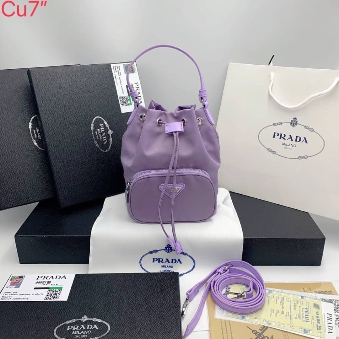 Prada Duet Re-Nylon Bucket shoulder bag / Prada Nylon bucket bag Pastel กระเป๋าสะพายข้าง ไซส์มินิ น้องทรงขนมจีบ น่ารัก น่าใช้ พร้อมสายยาว(ถอดได้) สีพาสเทลน่ารักละมุนมากๆ ค่ะ
