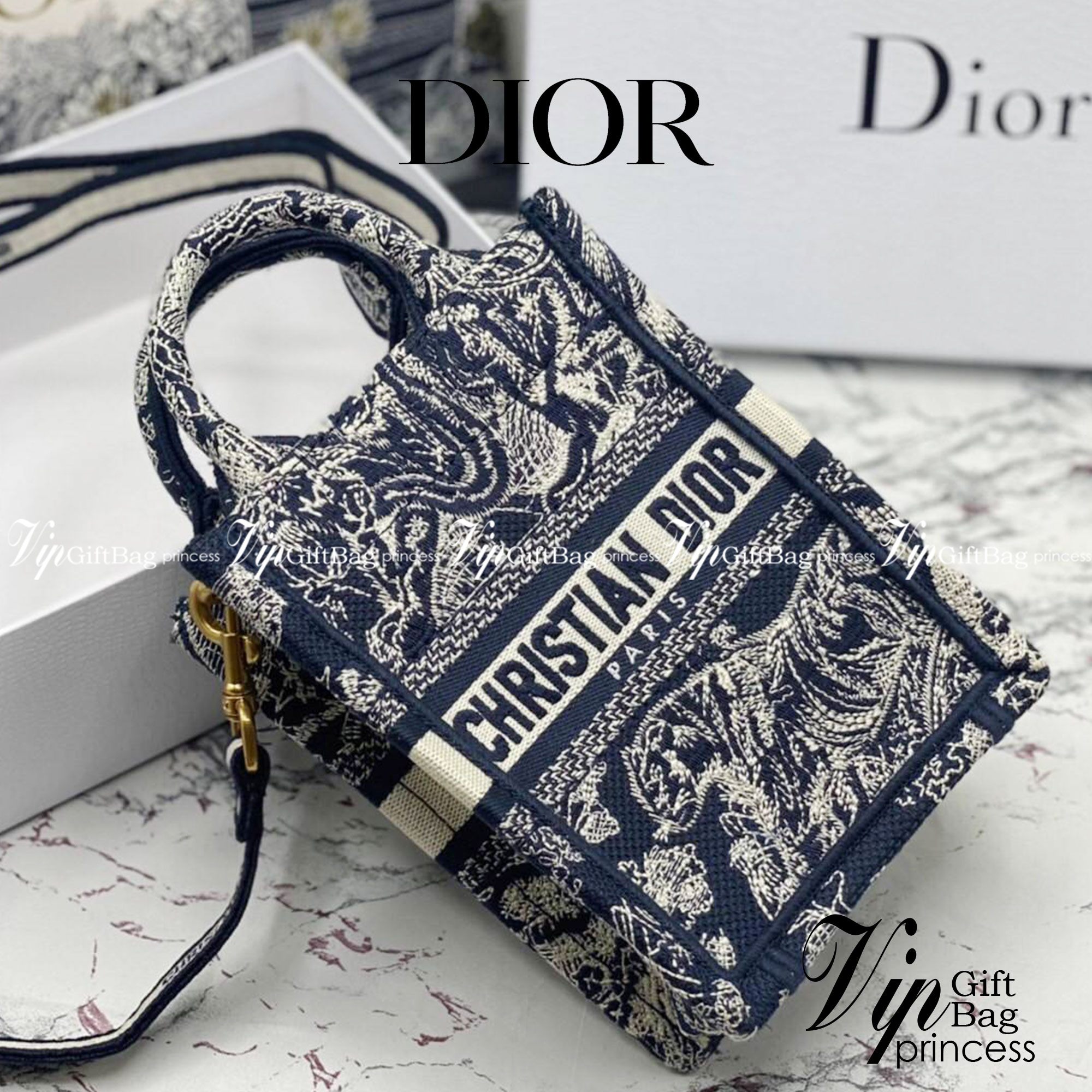 ORI 】Mini Dior Book Tote Phone Bag พร้อมส่งที่ไทย ภาพสินค้าถ่ายจากงานขายจริง ใช้งานต่างประเทศได้ กระเป๋าใบมินิจะใส่โทรศัพท์ได้เช่นเดียวกับของใช้จำเป็นเล็กๆ น้อยๆ ในแต่ละวัน มาพร้อมสายสะพายไหล่แบบปักที่ปรับได้และถอดออกได้ อุปกรณ์เสริมอันทันสมัยนี้สามารถสวม