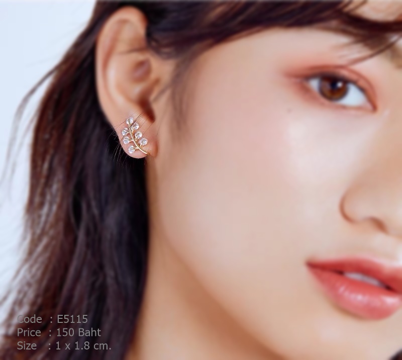 ต่างหูรูปใบไม้ ก้านสีทองประดับคริสตัล ใส่ได้ทั้งแบบหนีบและเจาะหู