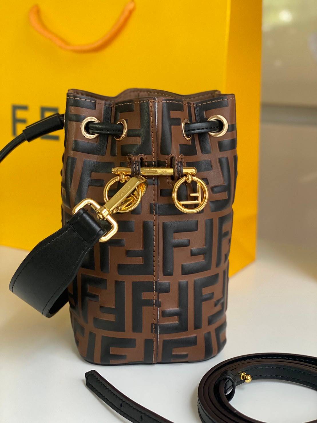 พรีเมี่ยมกิ๊ฟแท้ 100% 】หนังแท้ Fendi Mon Tresor Mini Brown Bag กระเป๋าทรงจบรุ่นฮิตจากแบรนด์ดัง ถือได้ตลอดไม่มีเอาท์