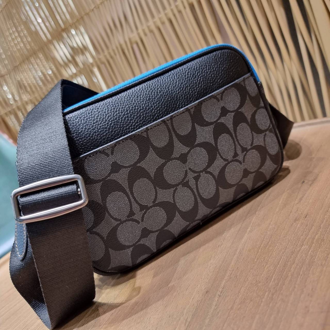 COACH C4027 COACH x PEANUTS GRAHAM CROSSBODY IN SIGNATURE CANVAS WITH SNOOPY จัดให้อีกไอเท็มจ้า สำหรับสาวกสนูปพีโดยเฉพาะ กระเป๋าครอสบอดี้ทรงยอดฮิต รุ่นนี้สามารถใช้ยูนิเซ็กส์ได้เลย สาวๆหนุ่มๆได้หมดไม่เกี่ยง!! รูปทรงดีไซน์คลาสสิค โดดเด่นด้วยตัว C ตกแต่งตัวใ