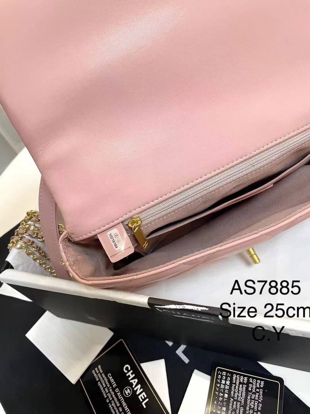 CHANEL flap pearl with chain พร้อมส่ง ที่สุดของความคลาสสิค อะไหล่ทองหรูหรา ด้านหน้าประดับโลโก้ฝังมุก หนังอย่างดี น้องมีความนิ่มสัมผัสแล้วหลงรักแน่นอนค่ะ