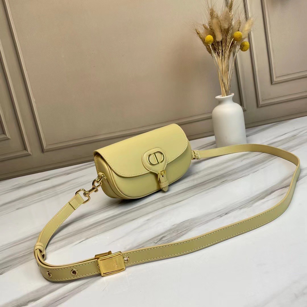 หนังแท้ DIOR BOBBY EAST-WEST BAG พร้อมส่งที่ไทย งานหนังแท้ทั้งใบเกรดออริจินอล ภาพสินค้าถ่ายจากงานขายจริง ใช้งานต่างประเทศได้ รุ่นใหม่ในฤดูกาลนี้ เพิ่มความทันสมัยให้กับซิลลูเอทของ Hobo ผ่านเส้นสายที่สง่างามและสัดส่วนที่กลมกลืนกัน สไตล์หนังลูกวัว โดดเด่นด้ว