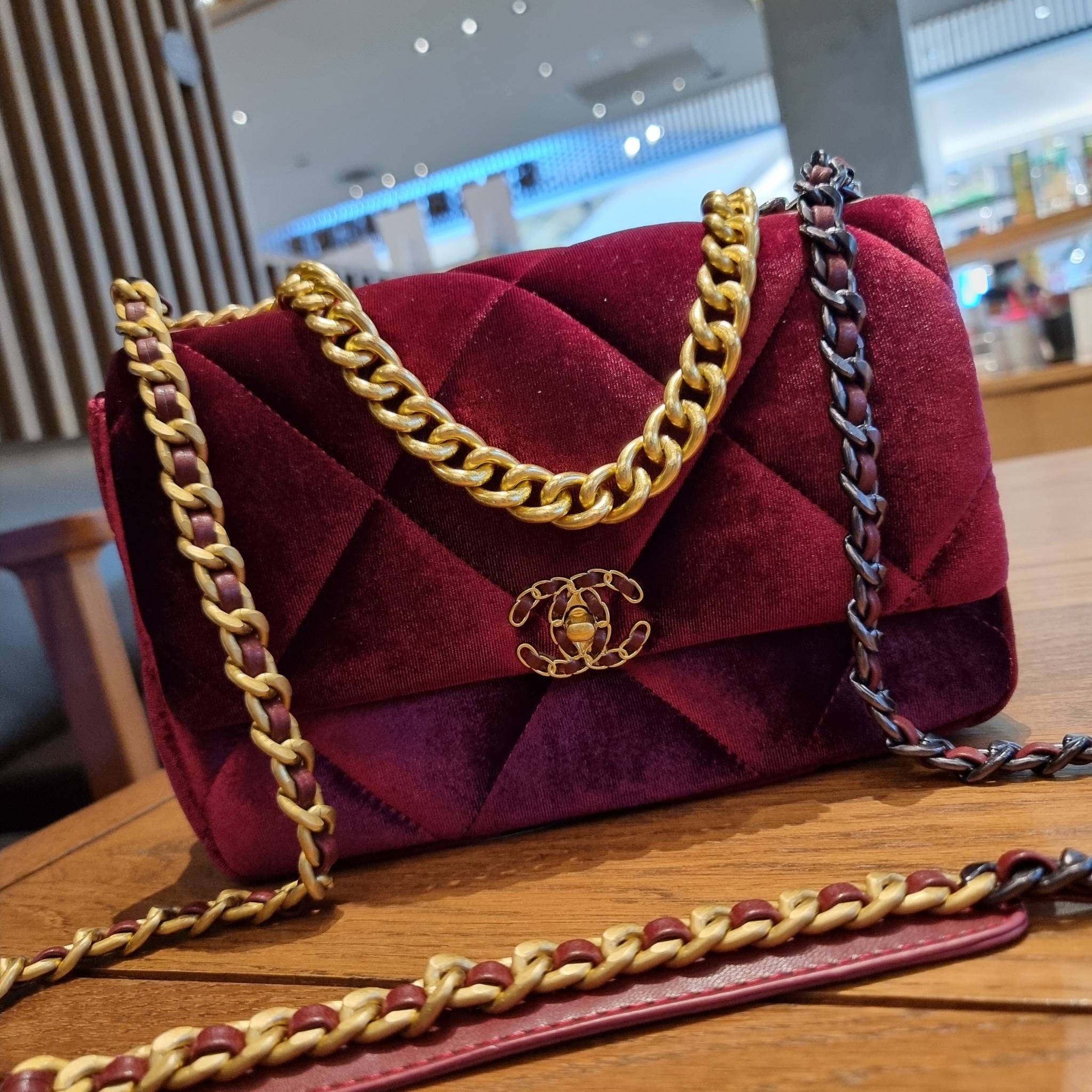 ไม่มองไม่เหลียวไม่ได้แล้ว!! ความหรูที่โดดเด่นจากผ้ากำมะหยี่ สร้างดีเทลผู้ดี ลูกคุณมากๆ Chanel vip boutique กระเป๋าสะพายจาก duty free ในราคาสุดประหยัด!! ดีไซน์เลิศ ตกแต่งด้วยโซ่ทูโทน ลงตัวแบบไม่มีที่ติ เปิด-ปิดด้วยตัวบิดล็อค ภายในโล่งกว้าง ใส่กระเป๋าสตางค์