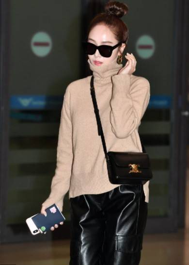 CELINE Medium Triomphe Bag In Shiny Calfskin Medium Triomphe Bag In Shiny Calfskin GIFT WITH PURCHASE (GWP) พรีเมี่ยมกิ๊ฟ Limited Edition จาก CELINE PERFUME DUTY FREE COUNTER วัสดุหนังแท้ (Calfskin) ซับในเป็นหนังแกะ (Lambskin) รูปทรงสี่เหลี่ยมผืนผ้า ขนาดก