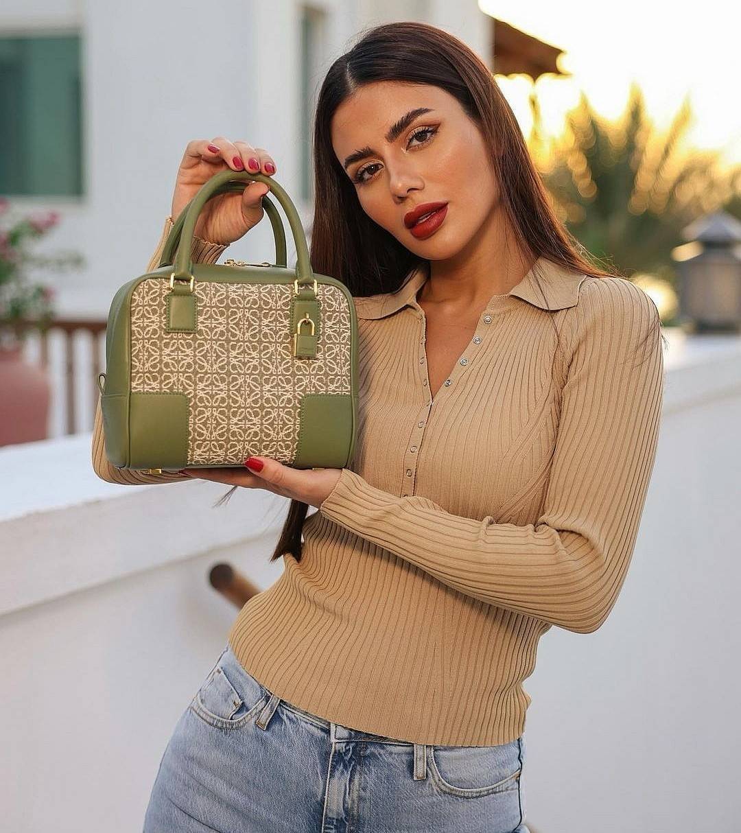 LOEWE ANAGRAM BAG VIP GIFT WITH PURCHASE (GWP) พรีเมี่ยมกิ๊ฟ Limited จาก LOEWE PERFUME DUTYFREE ไอเท็มใหม่! ดีไซน์สวยหรูคงเอกลักษณ์ด้วยวัสดุ Anagram Canvas Jacquard Fabric ผสมผสานหนังแท้ Calfskin ลงตัวสุดคลาสสิค เปิดปิดด้วยซิปแบรนด์อะไหล่ทองขนาดกำลังดี น้