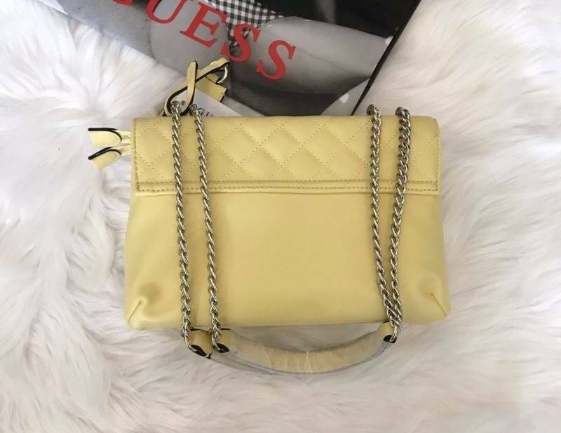 Guess Elliana Convertible Flap Over Crossbody กระเป๋าสะพายรุ่นใหม่จาก Guess factory รุ่นนี้สามารถสะพายได้ทั้งสายคู่และสายเดี่ยว สายสะพายโซ่ต่อหนังไม่เจ็บบ่า ด้านหน้าประดับtagโลหะหุ้มหนังถอดออกได้ วัสดุหนังpu ลายตาราง เรียบนิ่ม เปิดปิดกระเป๋าด้วยกระดุมแม่เ