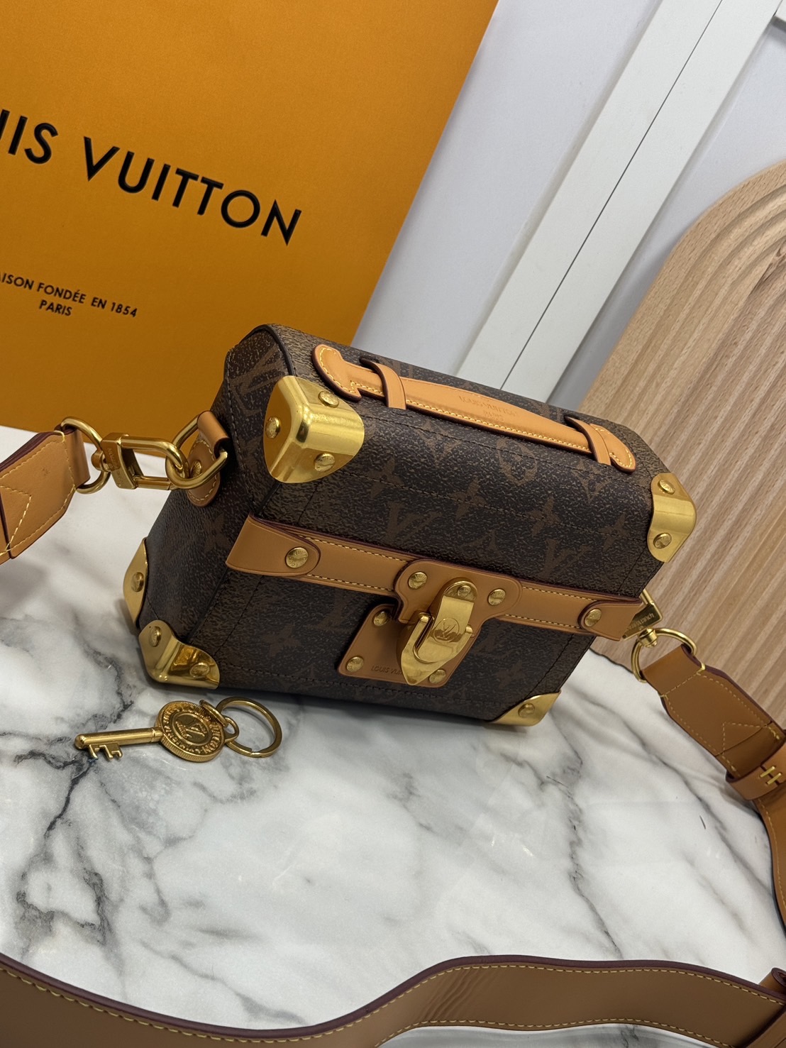 LV Soul Trunk Monogram Dust coated canvas Bag กระเป๋าสะพายทรงกล่องสีน้ำตาลคลาสสิก รุ่นใหม่สุดไอคอนิก ลายโมโนแกรมสวยงาม สะพายข้างชิคๆ พร้อมตอบรับได้ทุกลุค ทุกสไตล์ไปเลยจ้า