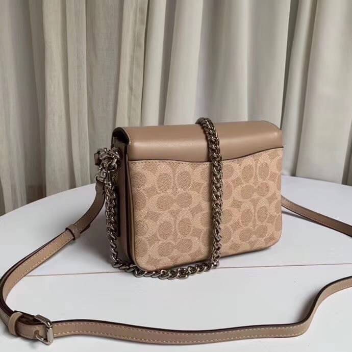 3สาย Coach 89089 Cassie Crossbody 19 In Signature Canvas เรียบหรู ดูดี ต้องไอเท็มนี้เลยจ้า กระเป๋าถือ/สะพายข้าง สุดพิเศษ!! มีสายมาให้ถึง 3 แบบ!! สลับใช้แมทช์ตามสไตล์ได้เลย วัสดุหนังแคนวาสสลับหนังเรียบ เปิด-ปิดด้วยตัวบิดล็อค ภายในแบ่งสัดส่วนอย่างดี ใส่ของไ
